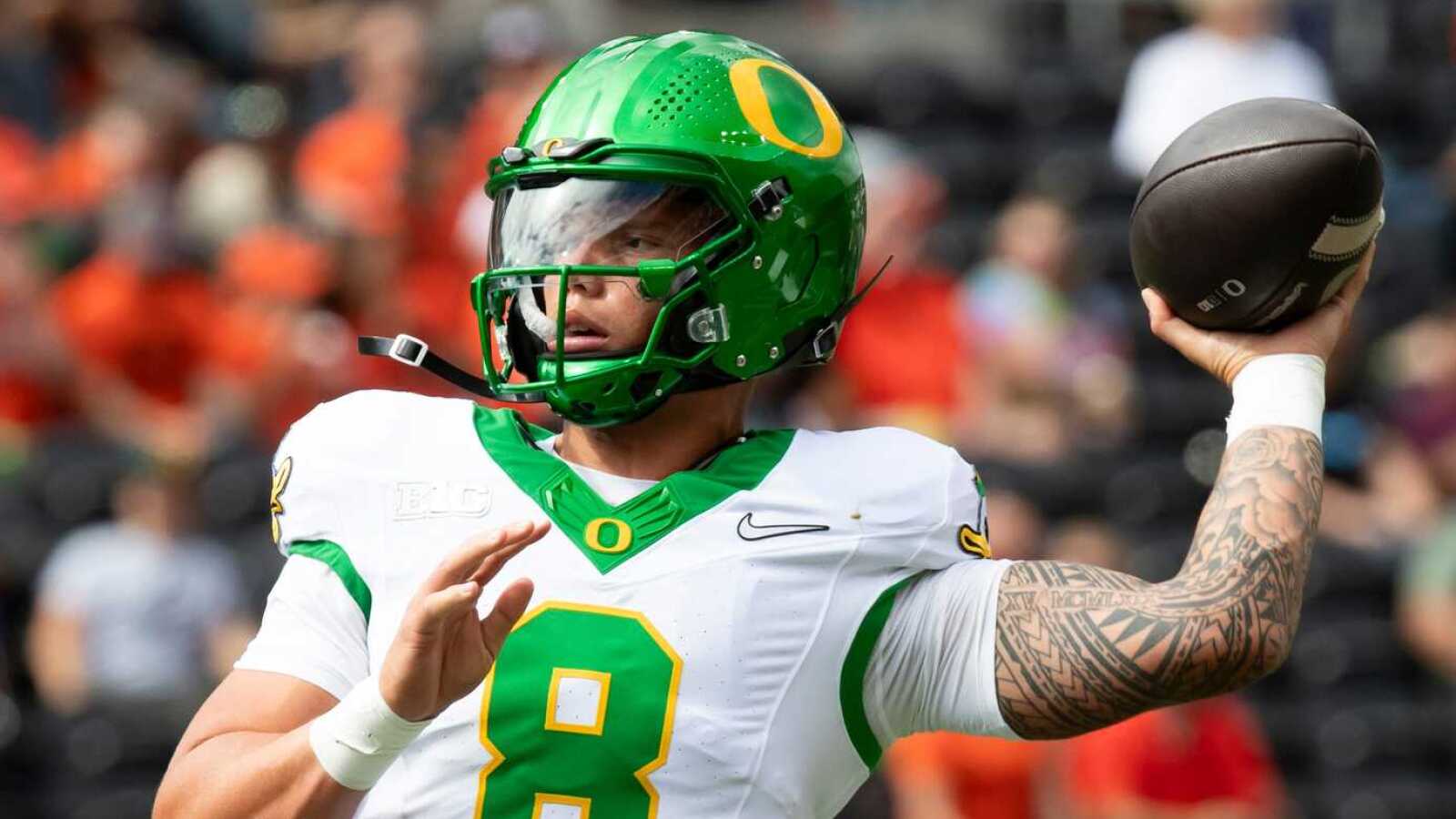 oregon-quarterback-dillon-gabriel-throws