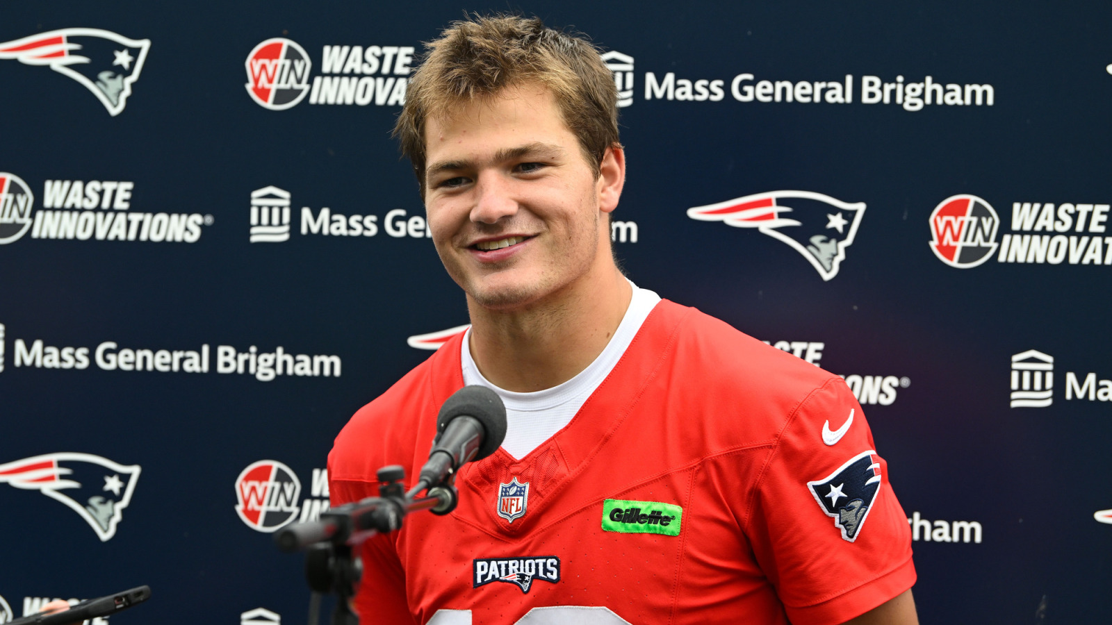 https://www.yardbarker.com/media/2/5/2587ada00a72a57d06bd9f7a5c71caa706fba94a/thumb_16x9/vrabel-expands-on-mayes-unique-position-as.jpg?v=1