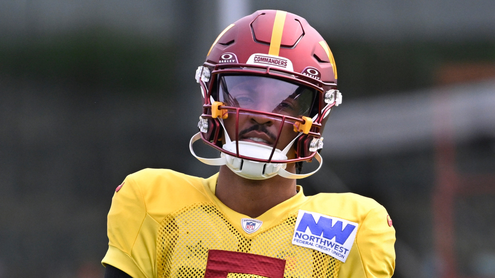 https://www.yardbarker.com/media/2/5/25a8a8d58ed5d1b7d9a6e28f022aaaa66bd0b1e3/thumb_16x9/jayden-daniels-feels-hes-entering-prove-season.jpg?v=1