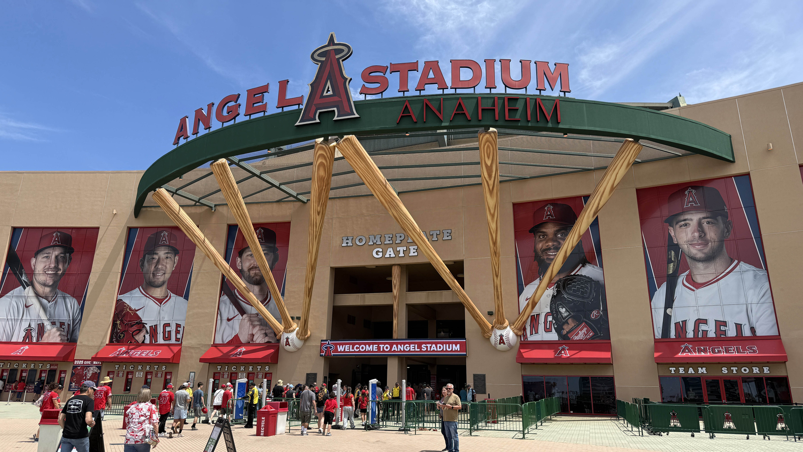 https://www.yardbarker.com/media/2/7/276d2ee18dd1b2b011850f597b9be0879822bb6e/thumb_16x9/11-2025-anaheim-california-usa-general-overall.jpg