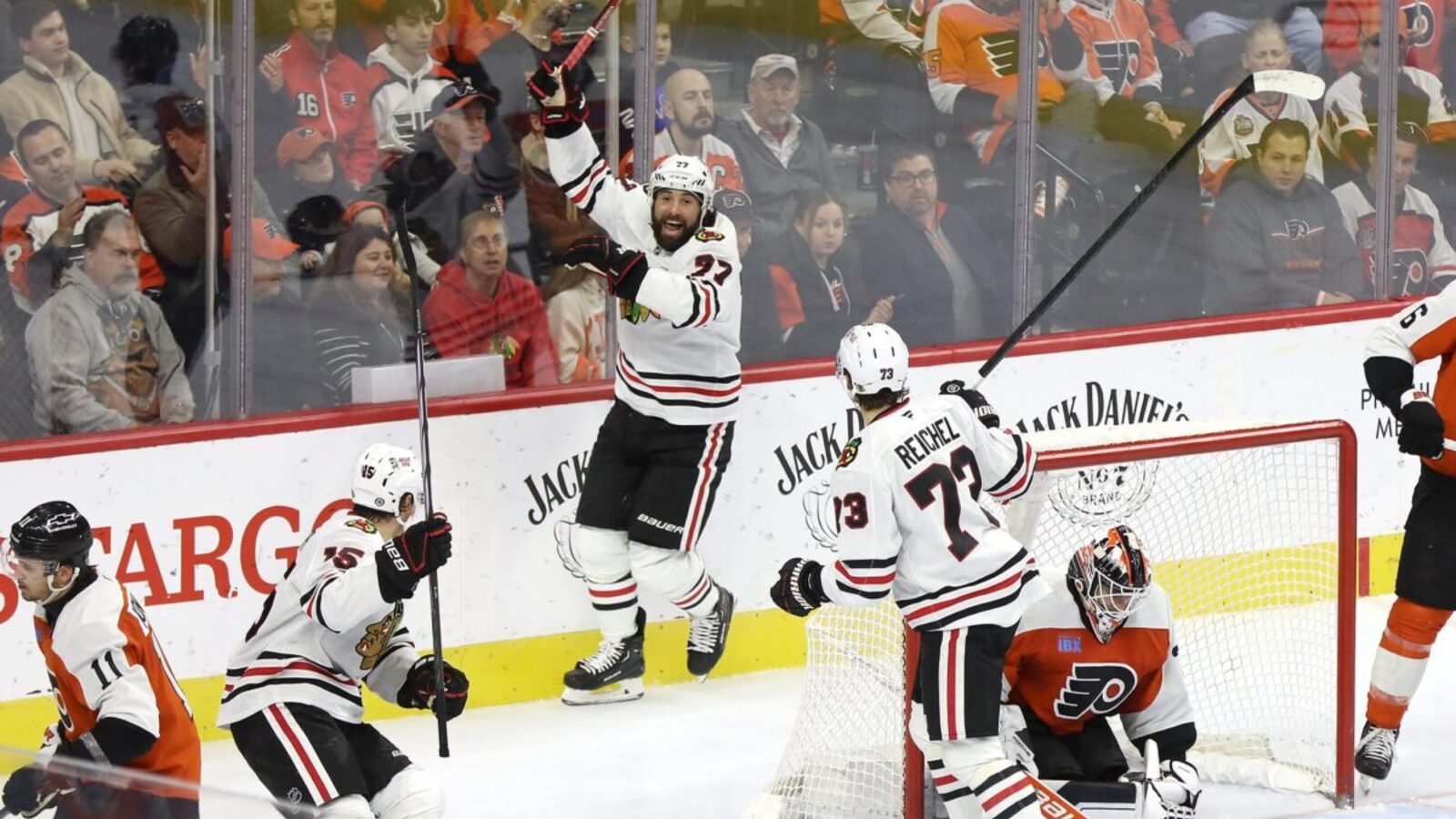 https://www.yardbarker.com/media/2/8/281a6e0eb69548dc1bf65db8b32511c91fc605bf/thumb_16x9/Patrick-Maroon-Blackhawks-1200x900.jpg