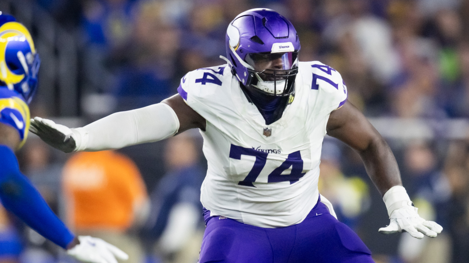 https://www.yardbarker.com/media/2/8/2836444204cfdd711c21b2ca4fbcd18ca1729d9b/thumb_16x9/browns-help-struggling-offensive-line-acquire-lt.jpg?v=1