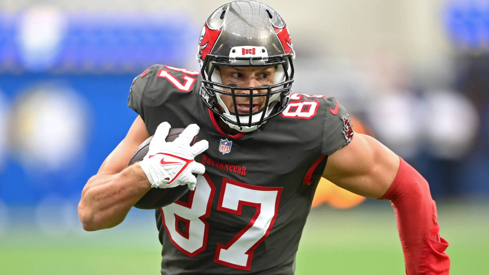 Buccaneers TE Rob Gronkowski has punctured lung, damaged and cracked ribs