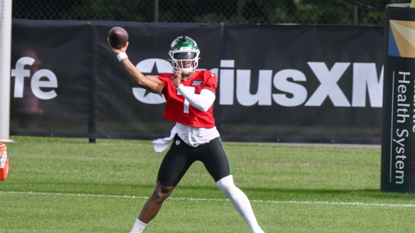 Jets QB Justin Fields carted off with leg injury