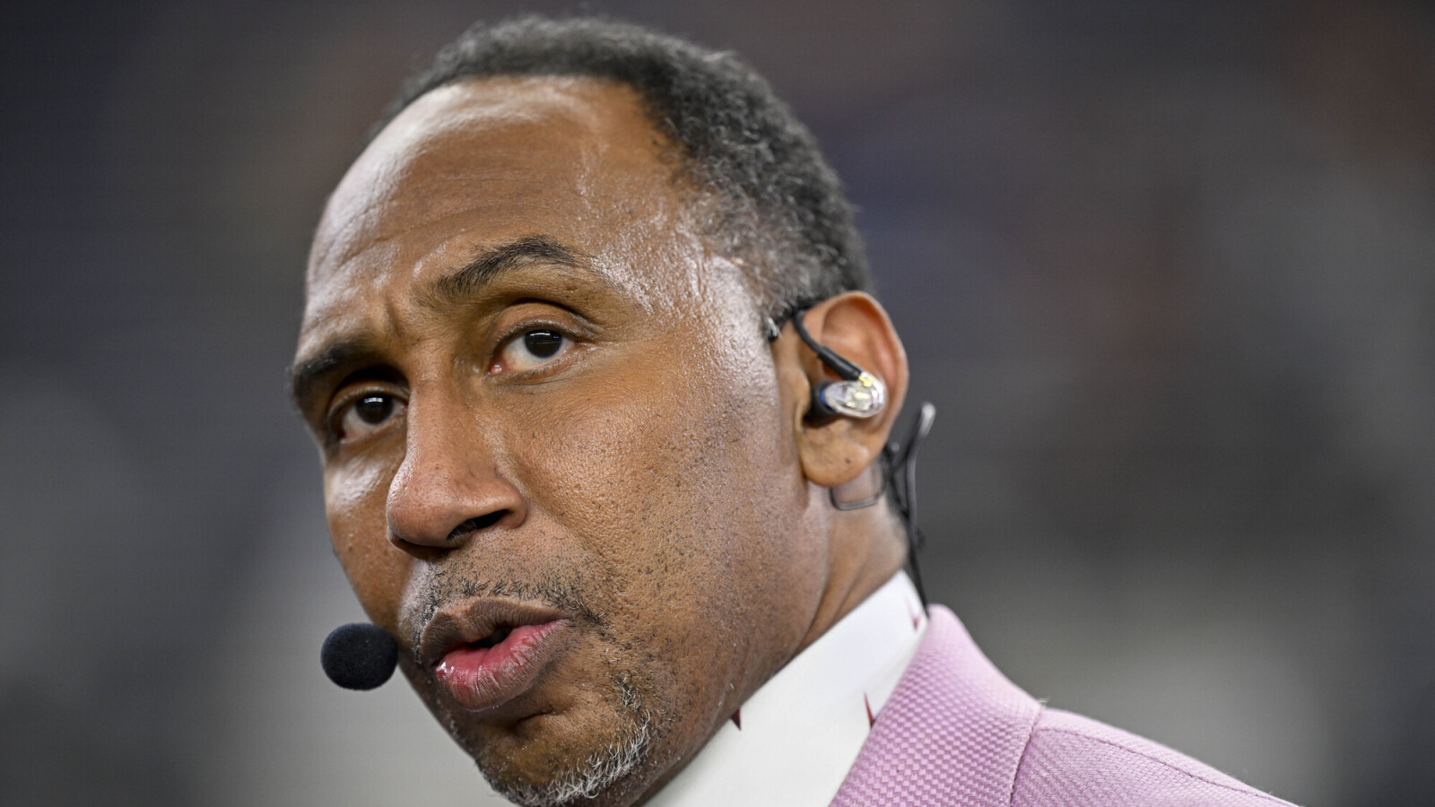 https://www.yardbarker.com/media/2/9/29275ab0e786efce9e9d6abdd8ba0c0c587b5b75/thumb_16x9/nov-3-2025-arlington-texas-usa-espn-commentator.jpg?v=1