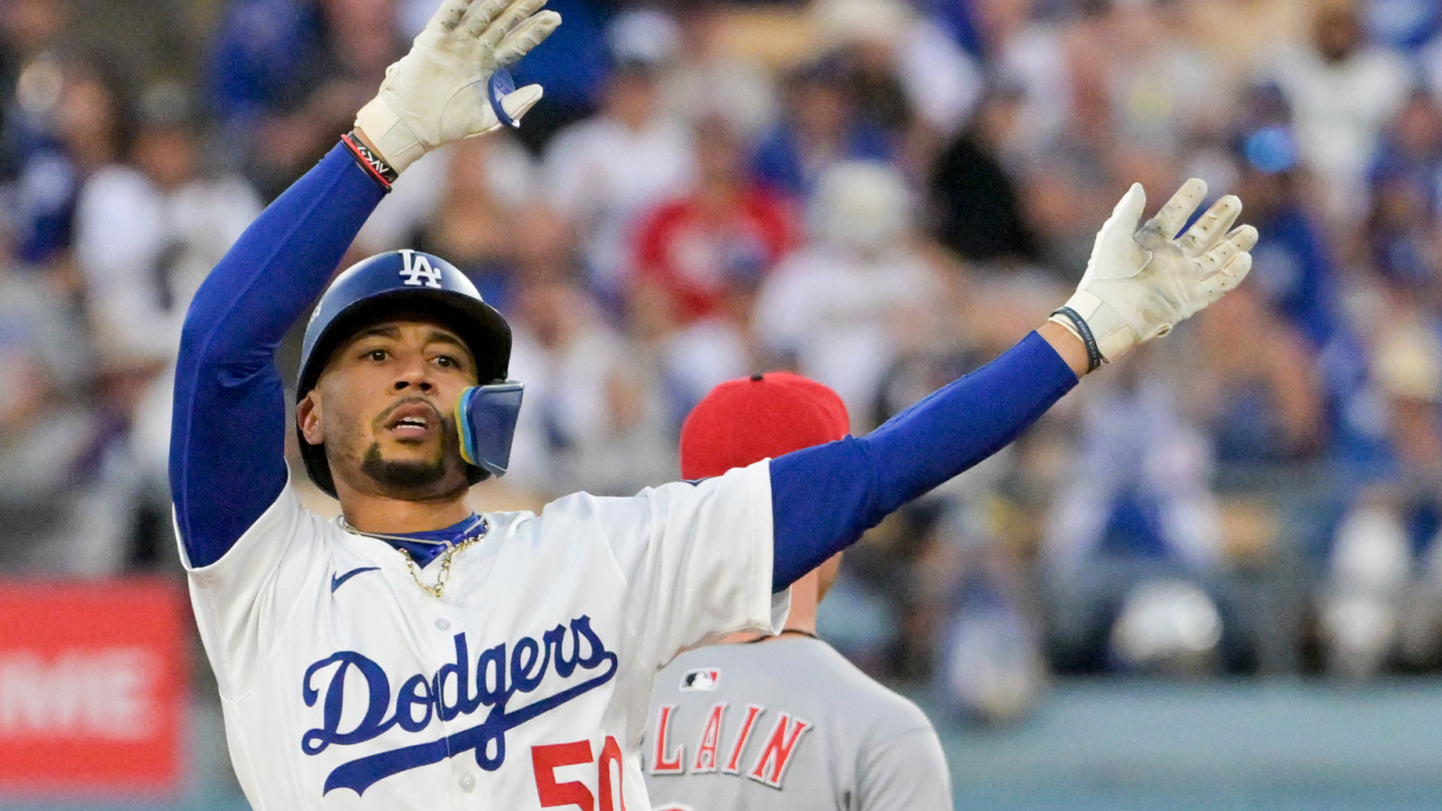 https://www.yardbarker.com/media/2/9/294e323cc9c52389542aa326609f92cfce51b963/thumb_16x9/mookie-betts-four-hit-night-sends-dodgers-past.jpg?v=1