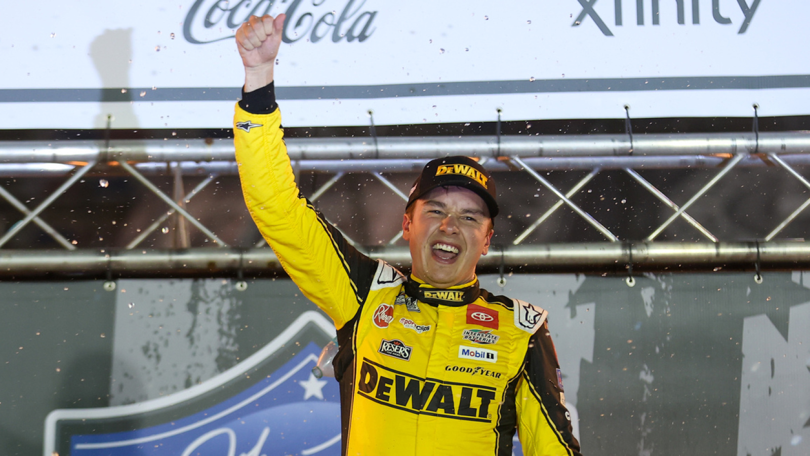 https://www.yardbarker.com/media/2/9/29b665b85efe3e9058afec682d4e33ae770621b2/thumb_16x9/nascar-mobil-1-301-preview-favorite-underdog-top.jpg?v=1