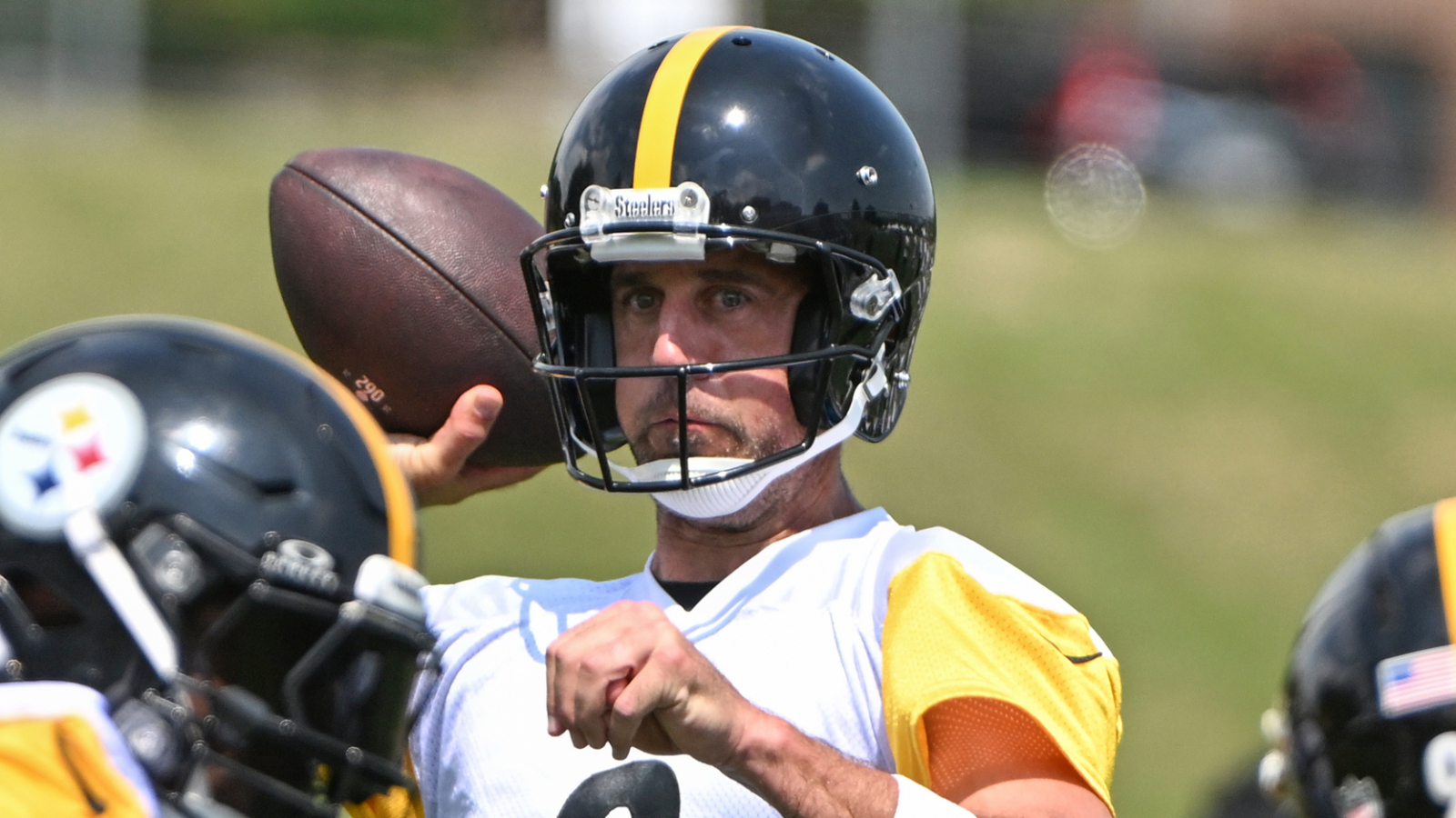 https://www.yardbarker.com/media/2/9/29e667fc6af4e0bc374dfd858787a590255528d4/thumb_16x9/connection-between-rodgers-key-receiver-growing.jpg?v=1