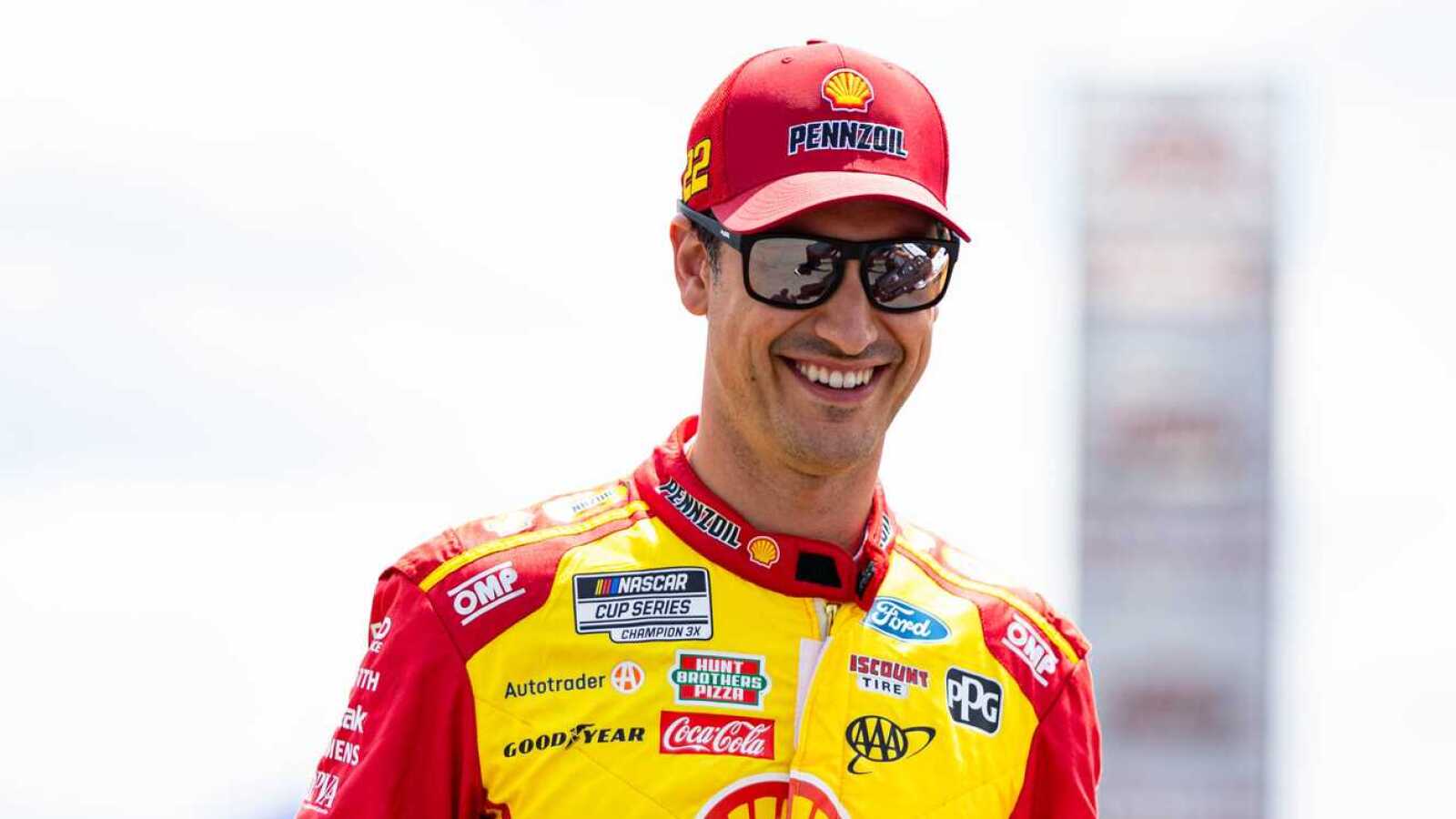 https://www.yardbarker.com/media/2/a/2a0c185ccbe4c51cdf40148bfd233bf01c6bb699/thumb_16x9/logano-still-chasing-trophies-ahead-his-600th.jpg?v=1
