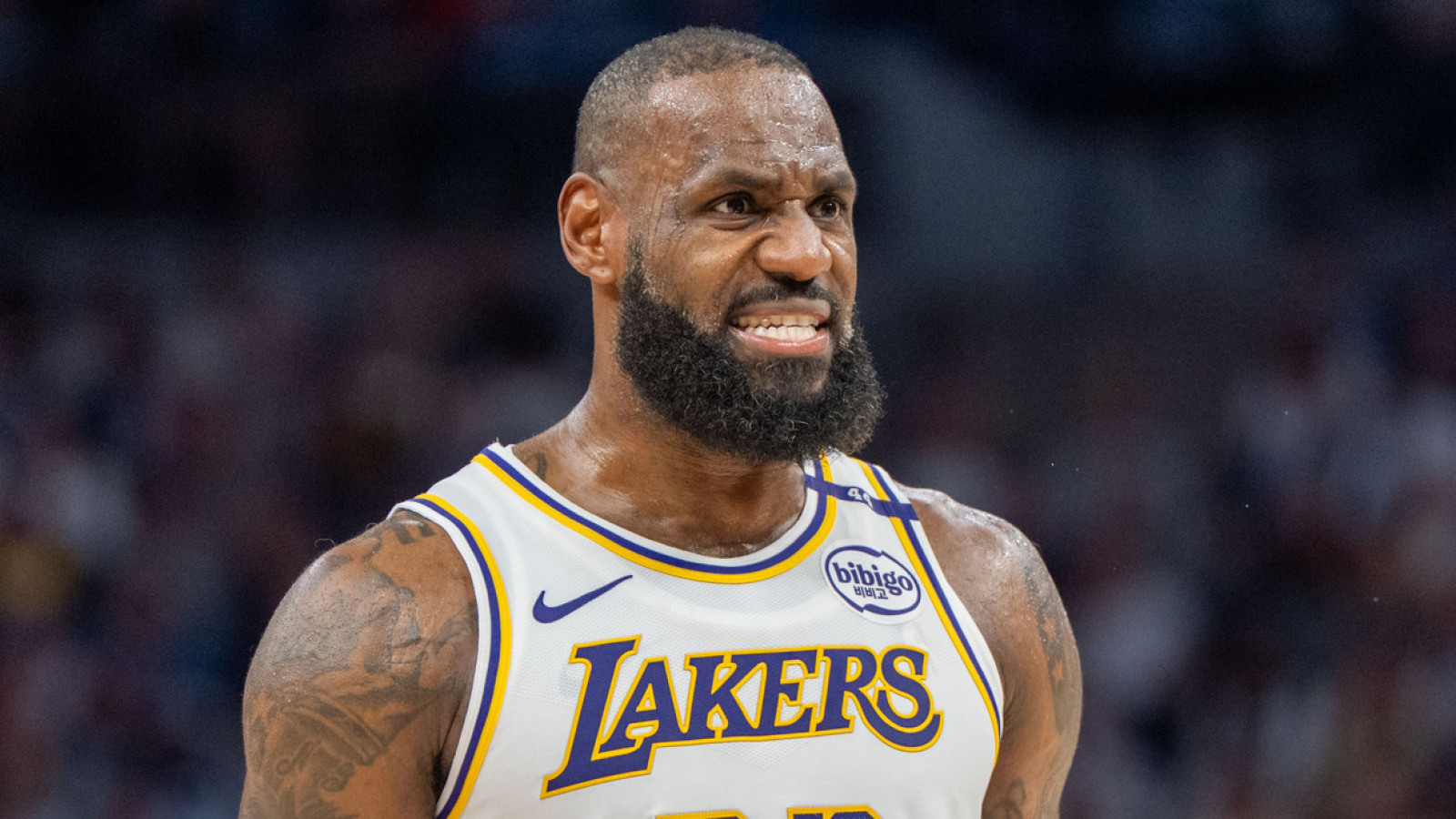 https://www.yardbarker.com/media/2/a/2a0f64cba550d312d314f5ffed67a84fb44c0538/thumb_16x9/lebron-james-takes-swipe-lakers-front-office.jpg?v=1