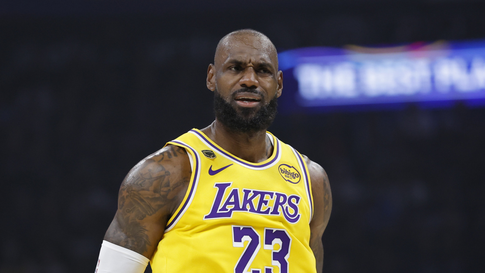 https://www.yardbarker.com/media/2/a/2aad67e03927236bd32609b1b01fccd9722bec1b/thumb_16x9/nba-insider-thinks-lebron-james-should-sign-team.jpg?v=1