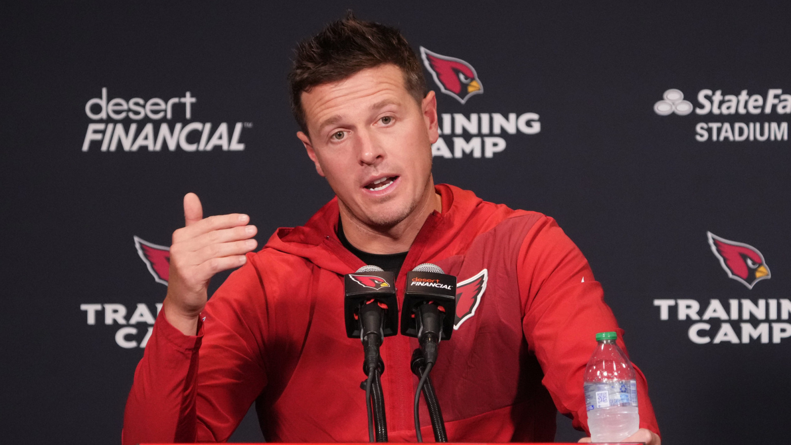 https://www.yardbarker.com/media/2/b/2b0cdf3ce58c1c06a76ef056dba5eb33971c9787/thumb_16x9/arizona-cardinals-head-coach-mike-lafleur-speaks.jpg?v=1