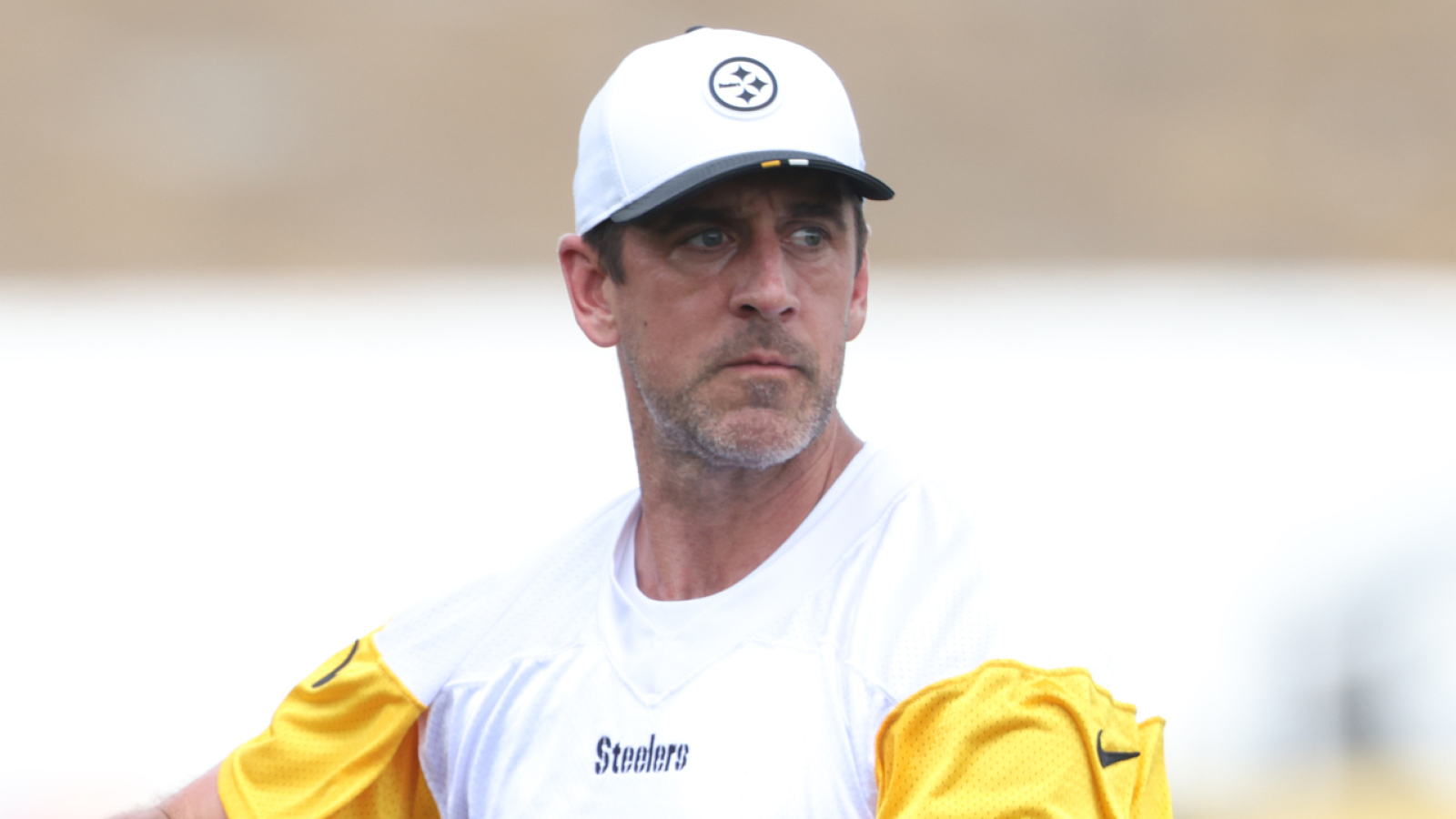 https://www.yardbarker.com/media/2/b/2b4d6cda5ee89ada778791aafdedb0e596b3387c/thumb_16x9/rodgers-reportedly-frustrated-people-during-final.jpg?v=2