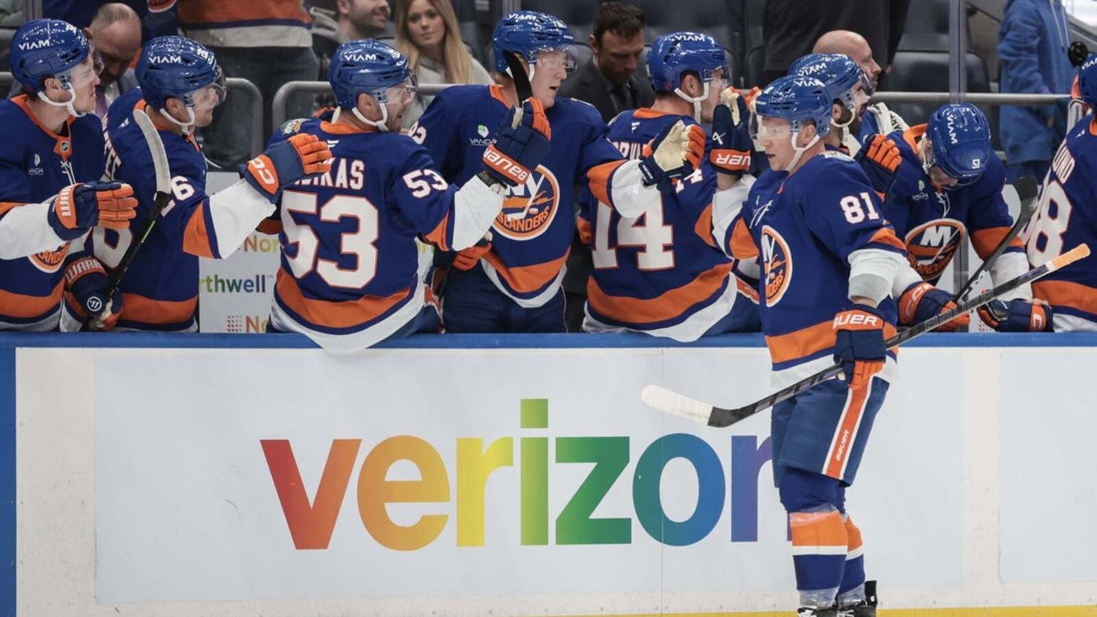 With Mathew Barzal still out, Isles eye 3-game win streak vs. Kings