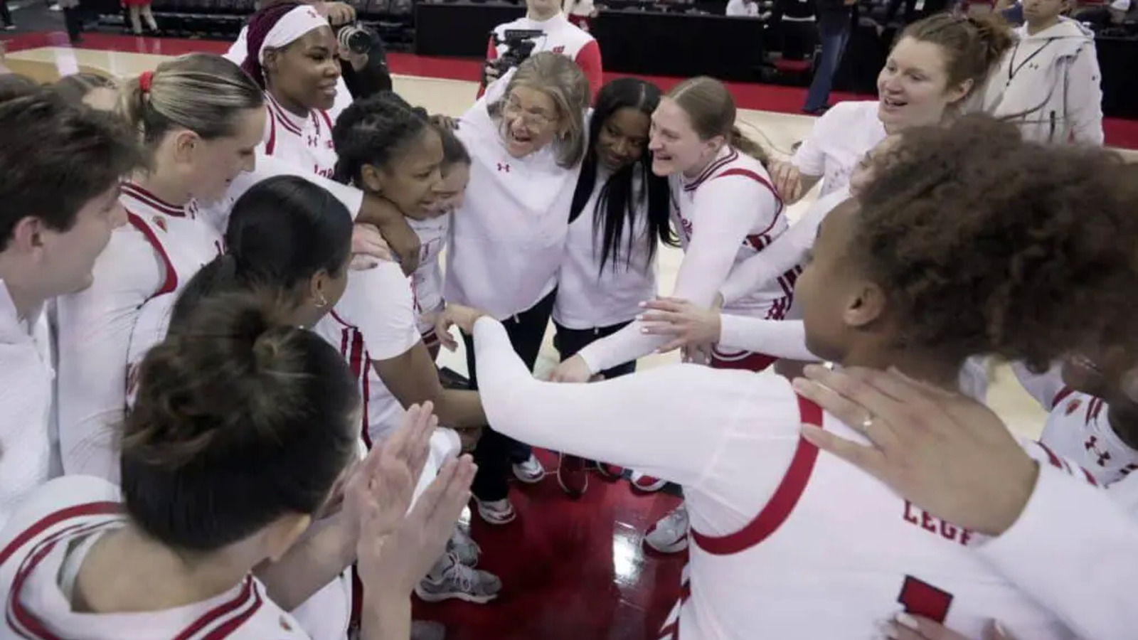 Wisconsin Badgers visit Illinois Fighting Illini before difficult four-game stretch