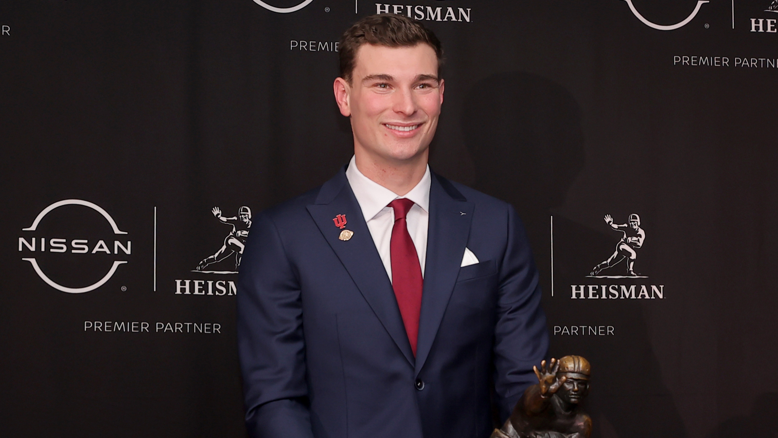 https://www.yardbarker.com/media/2/c/2c27f52cb1bab5b1f2dacfbce291b61b0ff38560/thumb_16x9/fernando-mendoza-gives-indiana-first-heisman.jpg?v=1