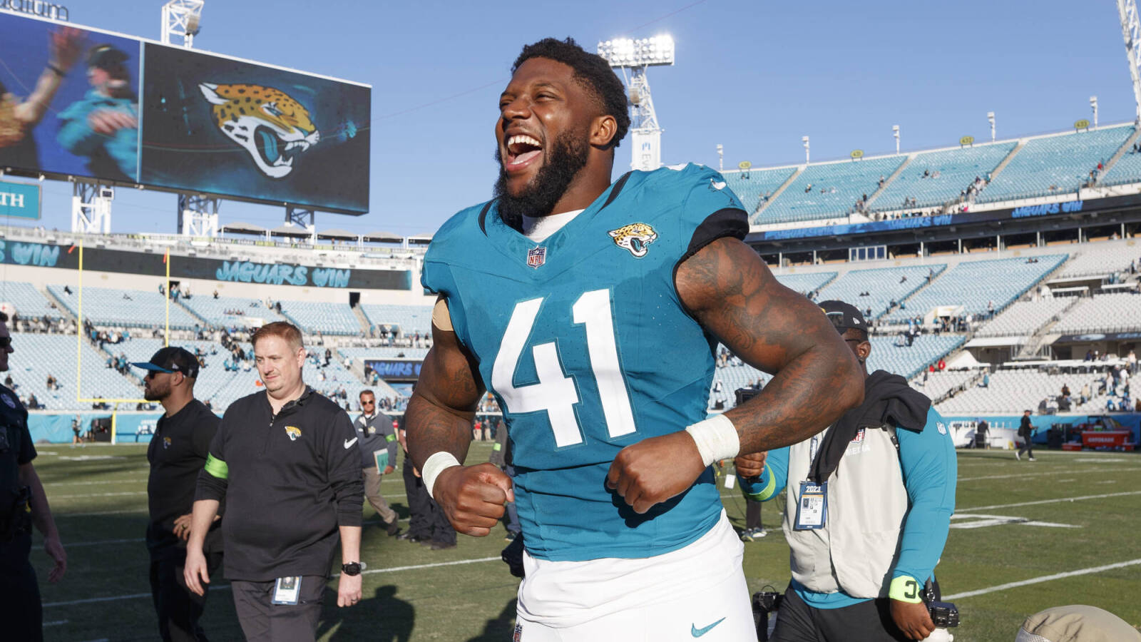Jaguars agree to extension with two-time Pro Bowl LB