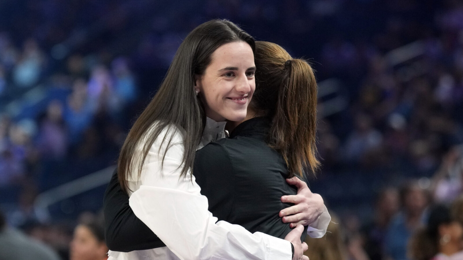 https://www.yardbarker.com/media/2/c/2cf579f14d91a1eeda6d6a9a6ef49c7e4b3c059f/thumb_16x9/indiana-fever-guard-caitlin-clark-left-and-head-coach-stephanie-white.jpg