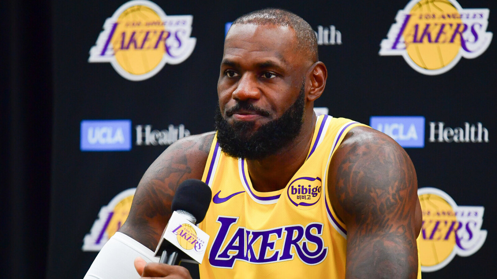 https://www.yardbarker.com/media/2/d/2de2af36ecf8cdf86dc8ca96af6f06eecaa84229/thumb_16x9/lebron-james-miss-start-season-new-injury.jpg?v=1