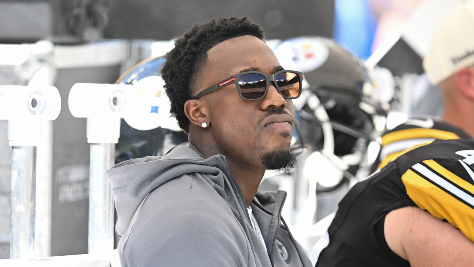 https://www.yardbarker.com/media/2/e/2e1e66f33f7be1ca10680ac2a4aff36b03da0b68/thumb_16x9/lions-fresh-trade-message-regarding-steelers-joey.jpg?v=1