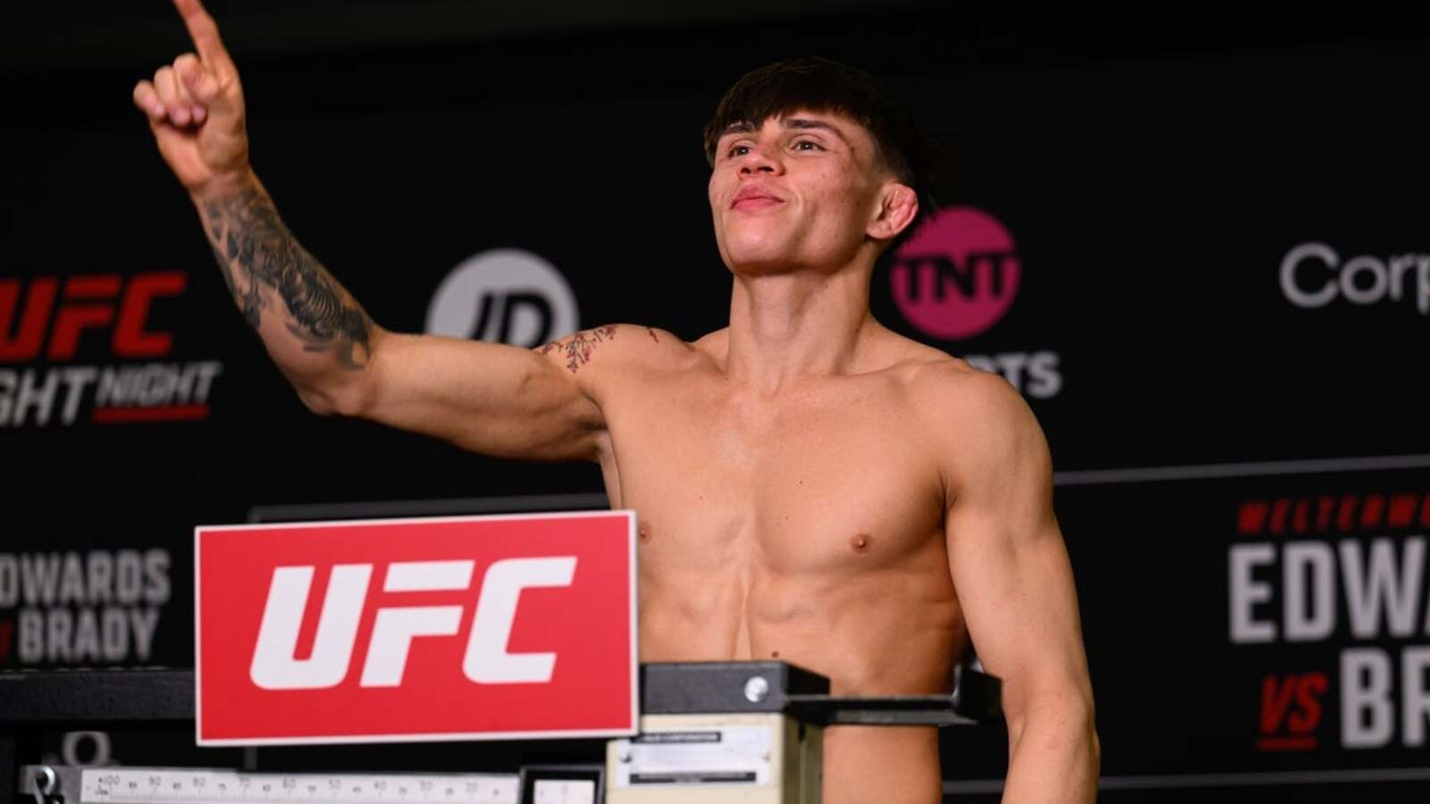 Lone’er Kavanagh spoils Brandon Moreno’s homecoming in Mexico City