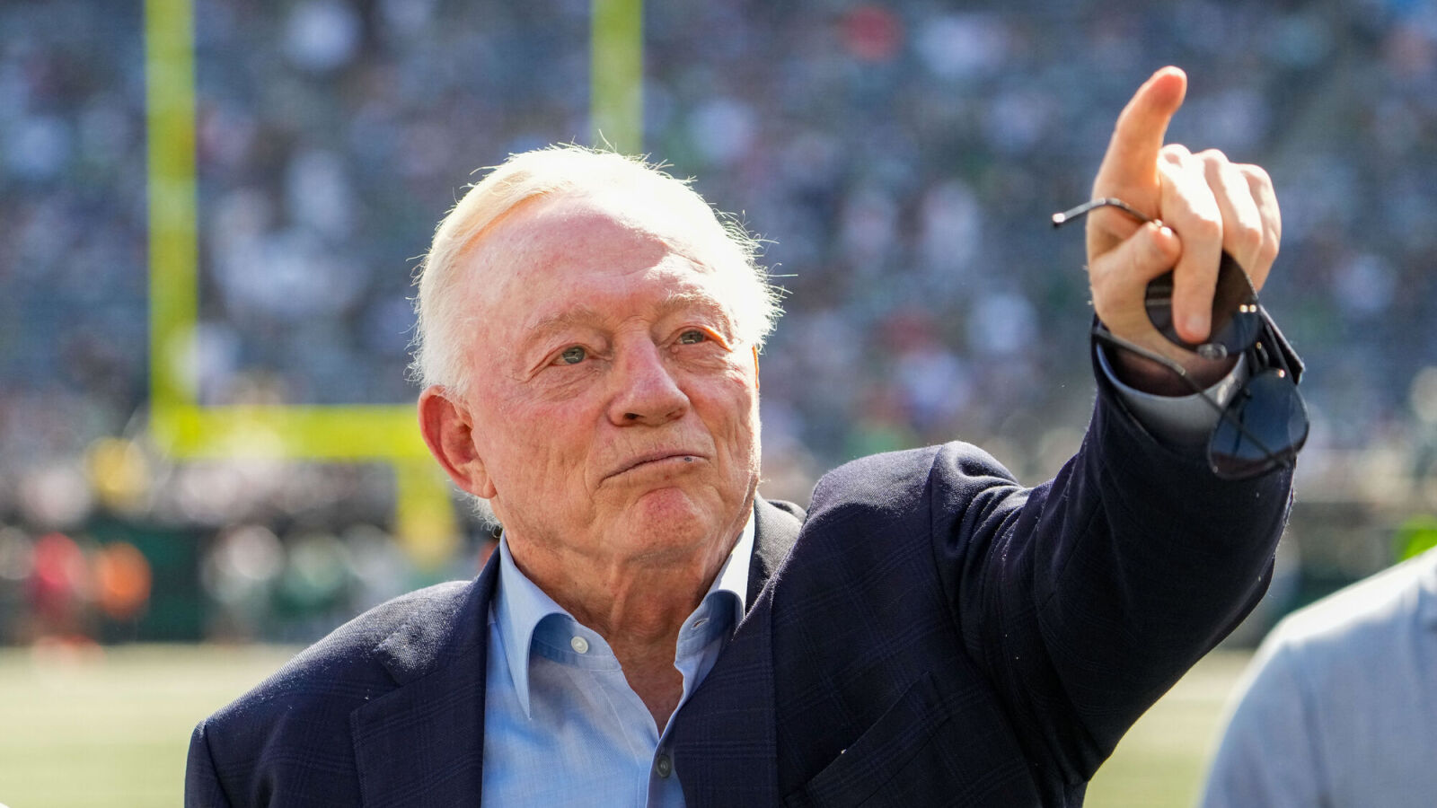 https://www.yardbarker.com/media/3/0/30b783f6117d92036e6ef4f244dbe4bb726399ae/thumb_16x9/jerry-jones-addresses-potential-issue-george.jpg?v=1