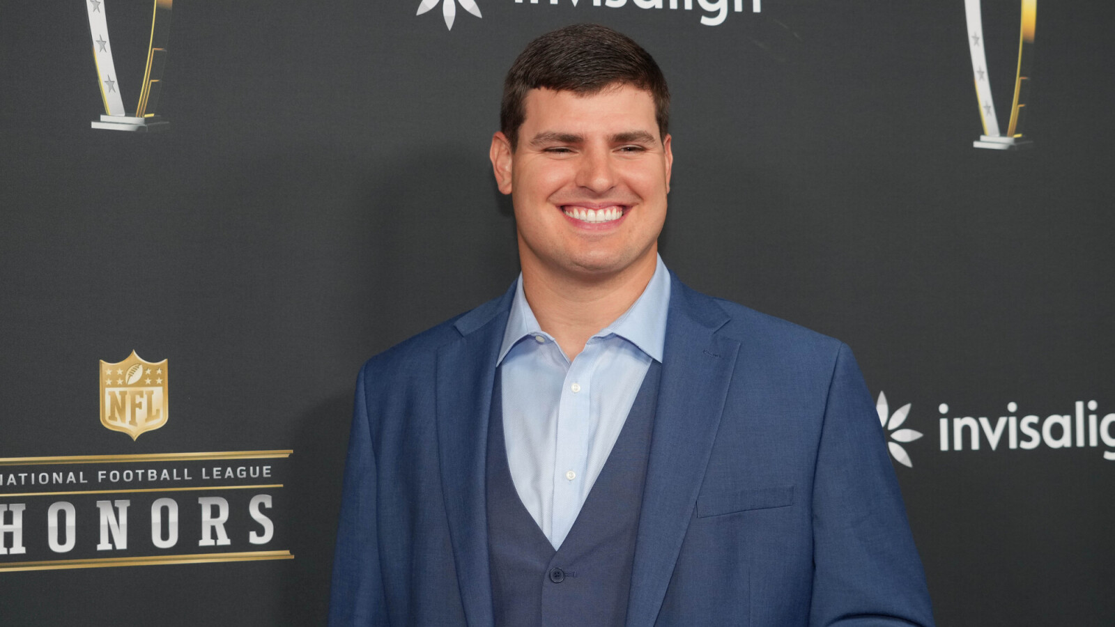https://www.yardbarker.com/media/3/0/30bc39077c1c30afa5eac2f87072d2b16001468f/thumb_16x9/feb-6-2025-new-orleans-la-usa-trey-hendrickson-on.jpg?v=1