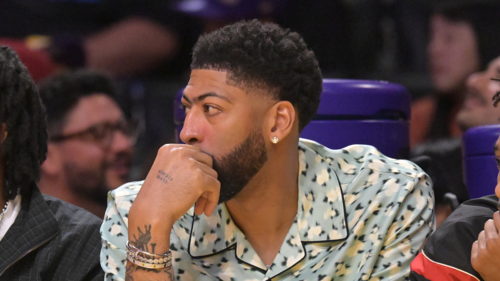 https://www.yardbarker.com/media/3/0/30dc588631fd16d9e9ebfe9befb30f8fb78b3899/thumb_16x9/anthony-davis-finally-breaks-silence-on-pelicans.jpg?v=1