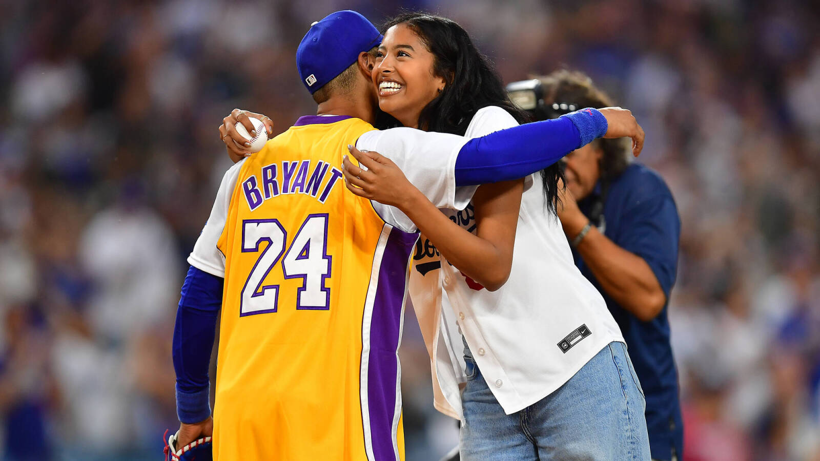 Dodgers Celebrate Kobe Bryant On Lakers Night With Drone Show