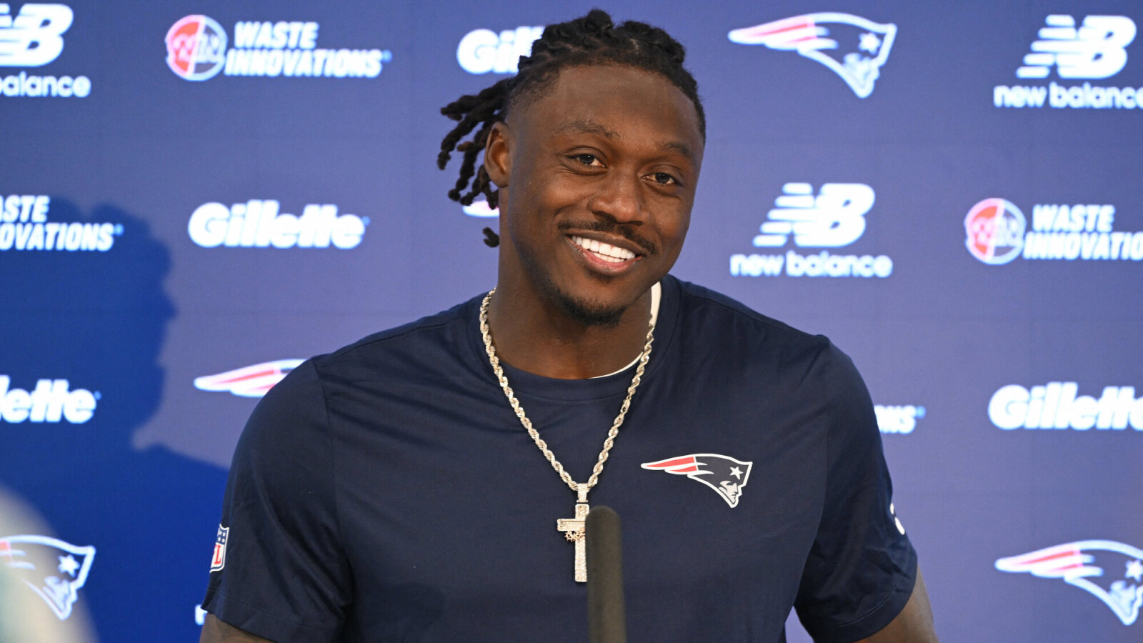 https://www.yardbarker.com/media/3/1/31efe6831c274904a376a8b6271148b70e331453/thumb_16x9/aj-brown-patriots-win-battle-vs-eagles-joint.jpg?v=1