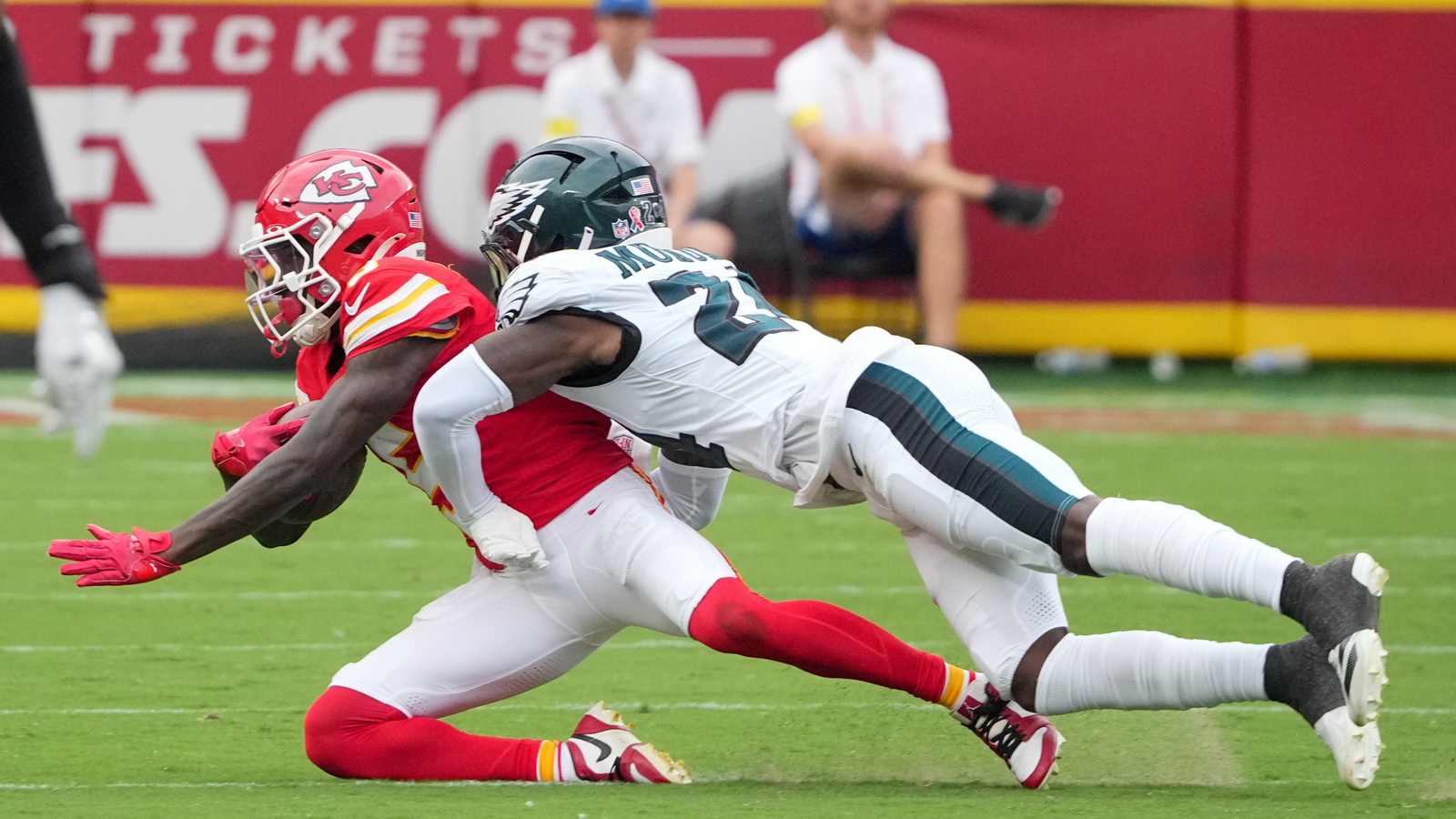 https://www.yardbarker.com/media/3/1/31f10db487a0fe0d57dc9c85b308d7f374c9cacf/thumb_16x9/philadelphia-eagles-safety-andrew-mukuba-tackles.jpg