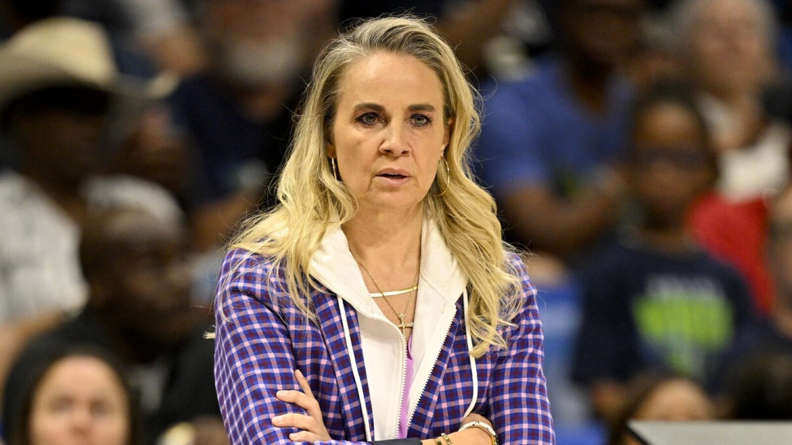 https://www.yardbarker.com/media/3/2/3221cbe525f5b11221fa531085eca75bf9df4a16/thumb_16x9/becky-hammon-moves-on-time-list-aces-latest-win.jpg?v=1