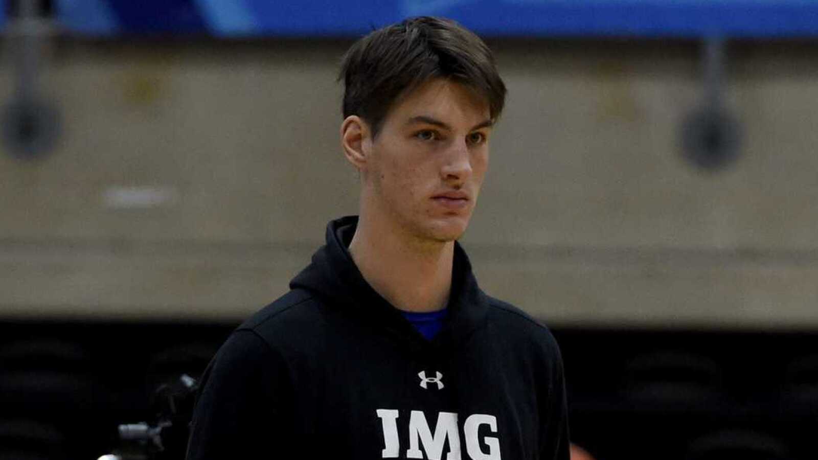 Florida basketball commit now listed at whopping 7-foot-9 | Yardbarker