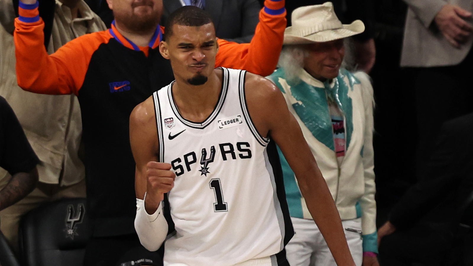 https://www.yardbarker.com/media/3/3/333d1bafba054bfc71cb776d0307c054ffa62285/thumb_16x9/two-late-victor-wembanyama-gaffes-hand-knicks.jpg?v=1