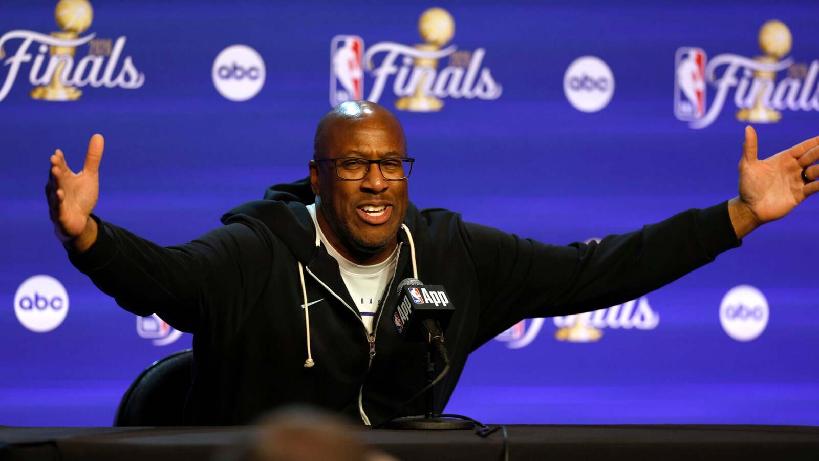 ‘Finger is ugly’ – Mike Brown pokes fun at Josh Hart’s injury while praising the player’s toughness