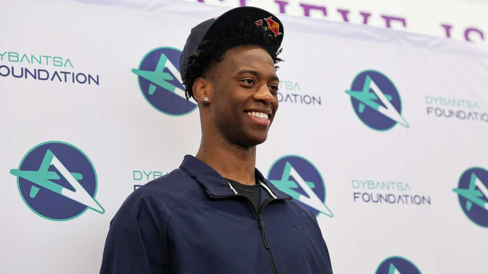 https://www.yardbarker.com/media/3/4/34facd6ea6ace895e8ae98707d4f4ece2383c4a9/thumb_16x9/brocktons-aj-dybantsa-spends-time-davis-school.jpg?v=1