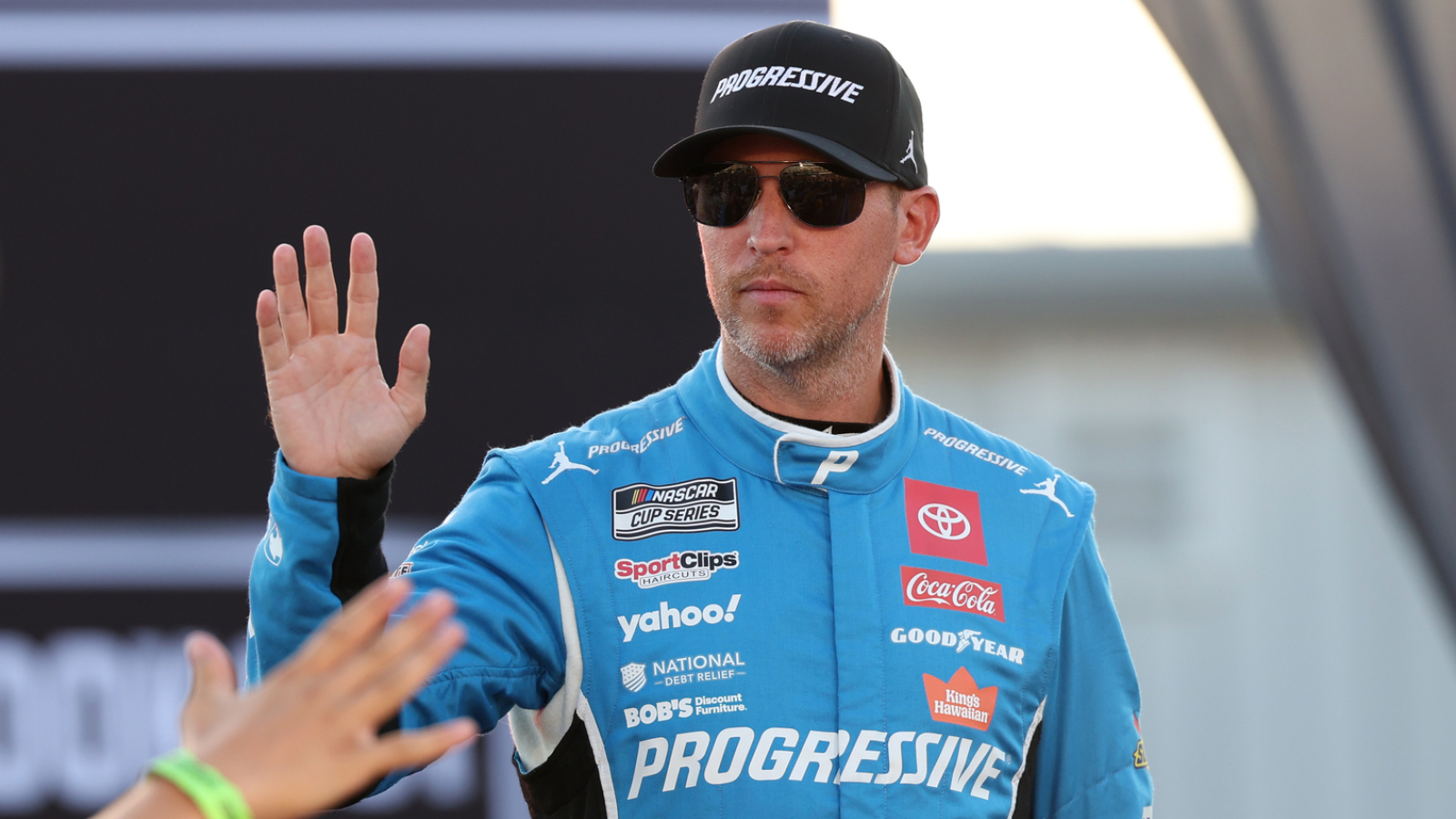 https://www.yardbarker.com/media/3/5/35198d1aa3952dd83e8e8a9ecdd8830248adc41b/thumb_16x9/denny-hamlin-drops-bombshell-potential-future.jpg?v=1