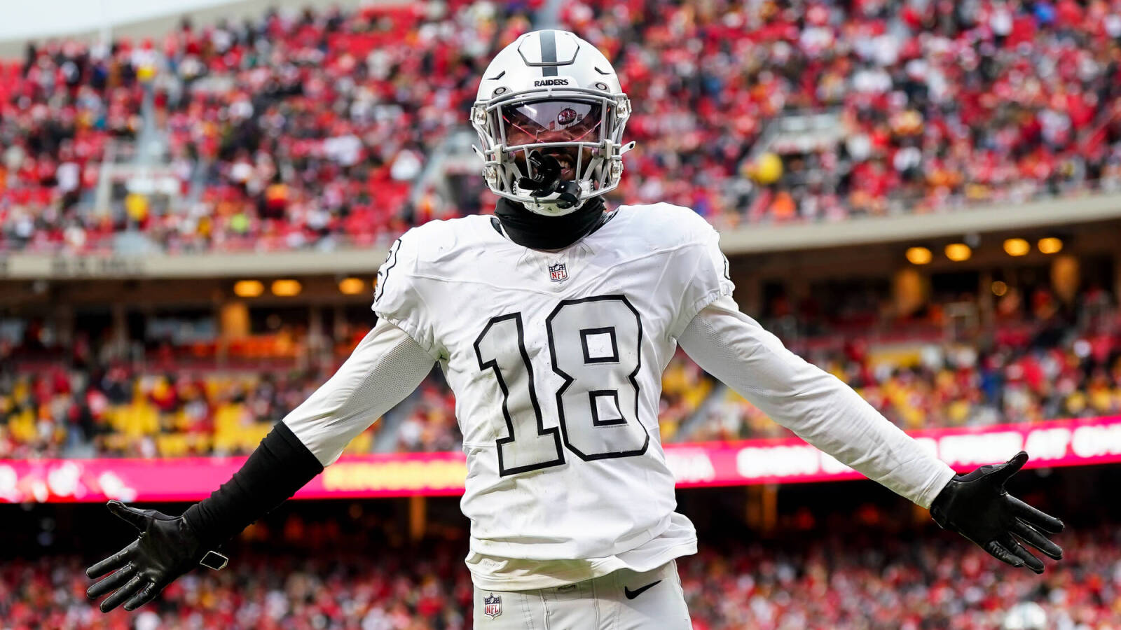 Raiders' Jack Jones praises media team, shoots shots at Patriots