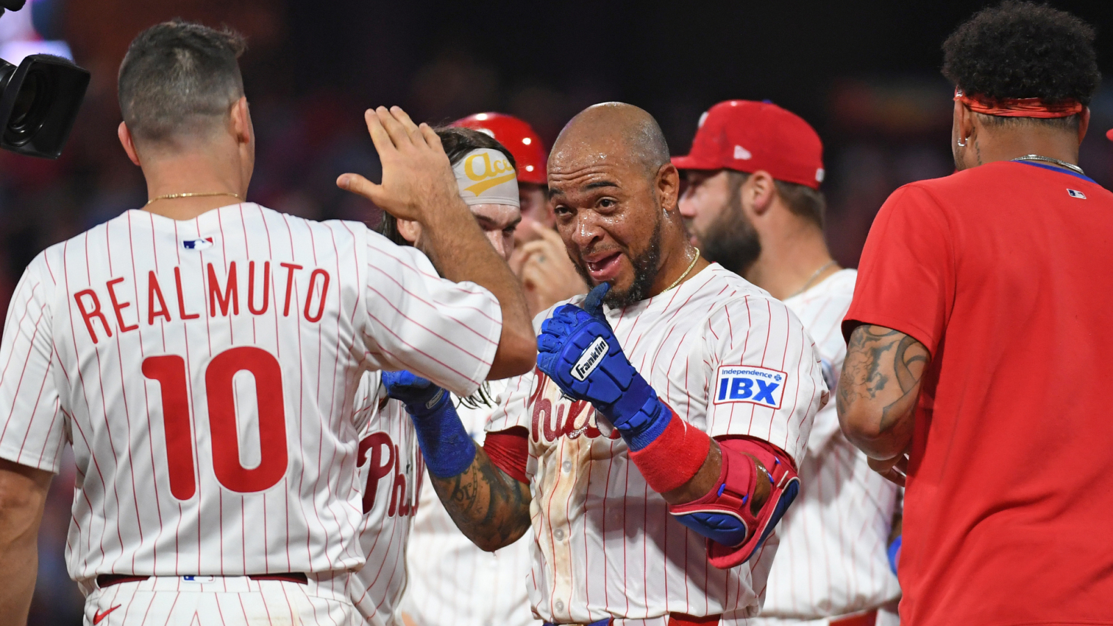 https://www.yardbarker.com/media/3/5/3555d23e5ebca148334c4399b61c9d65542c5b84/thumb_16x9/phillies-beat-red-sox-on-unusual-walk-off.jpg