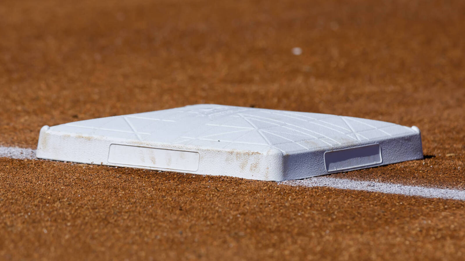 MLB shows off new enlarged bases for 2023 season Yardbarker