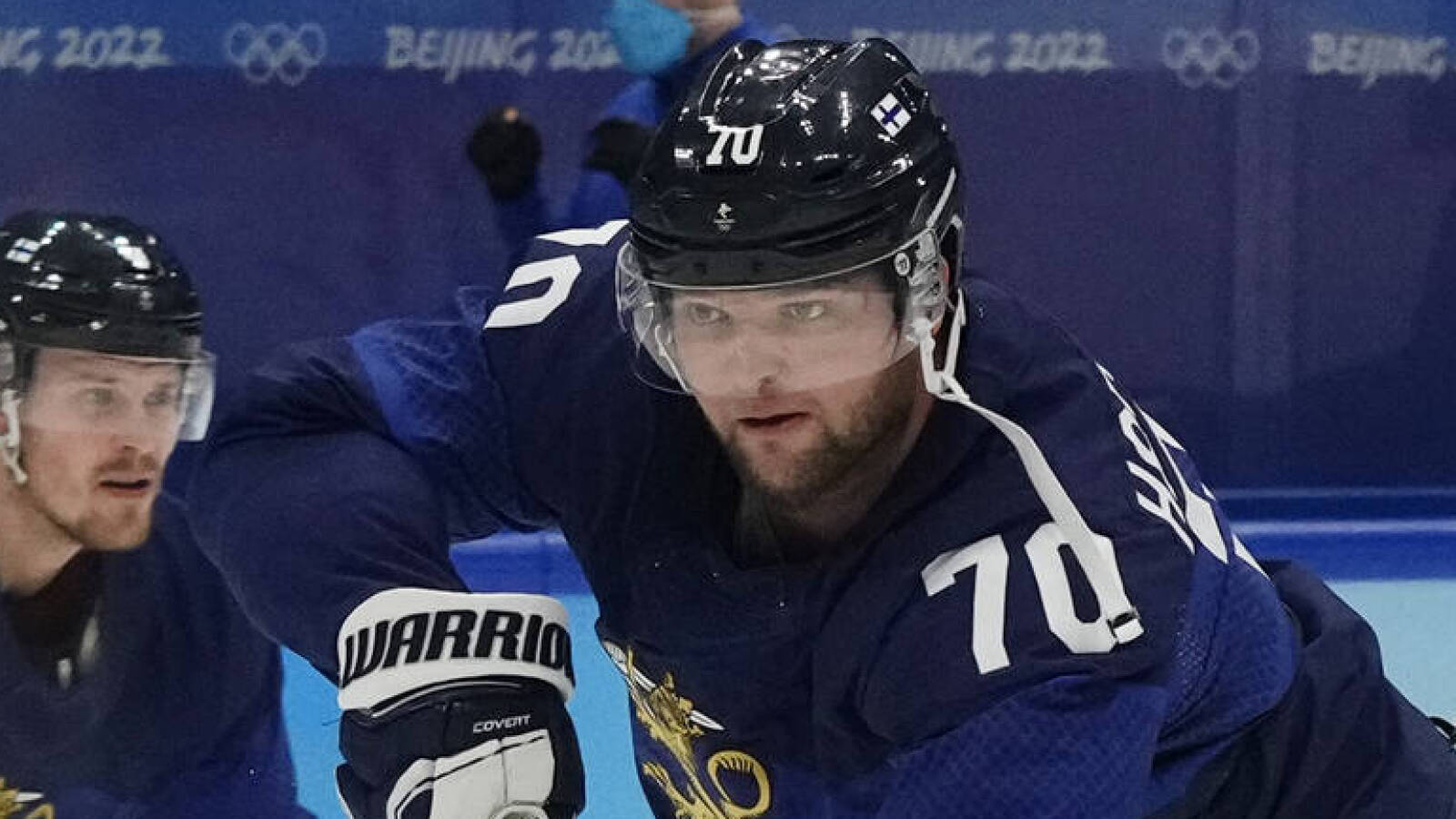 Former NHL player attempts insane shootout shot | Yardbarker