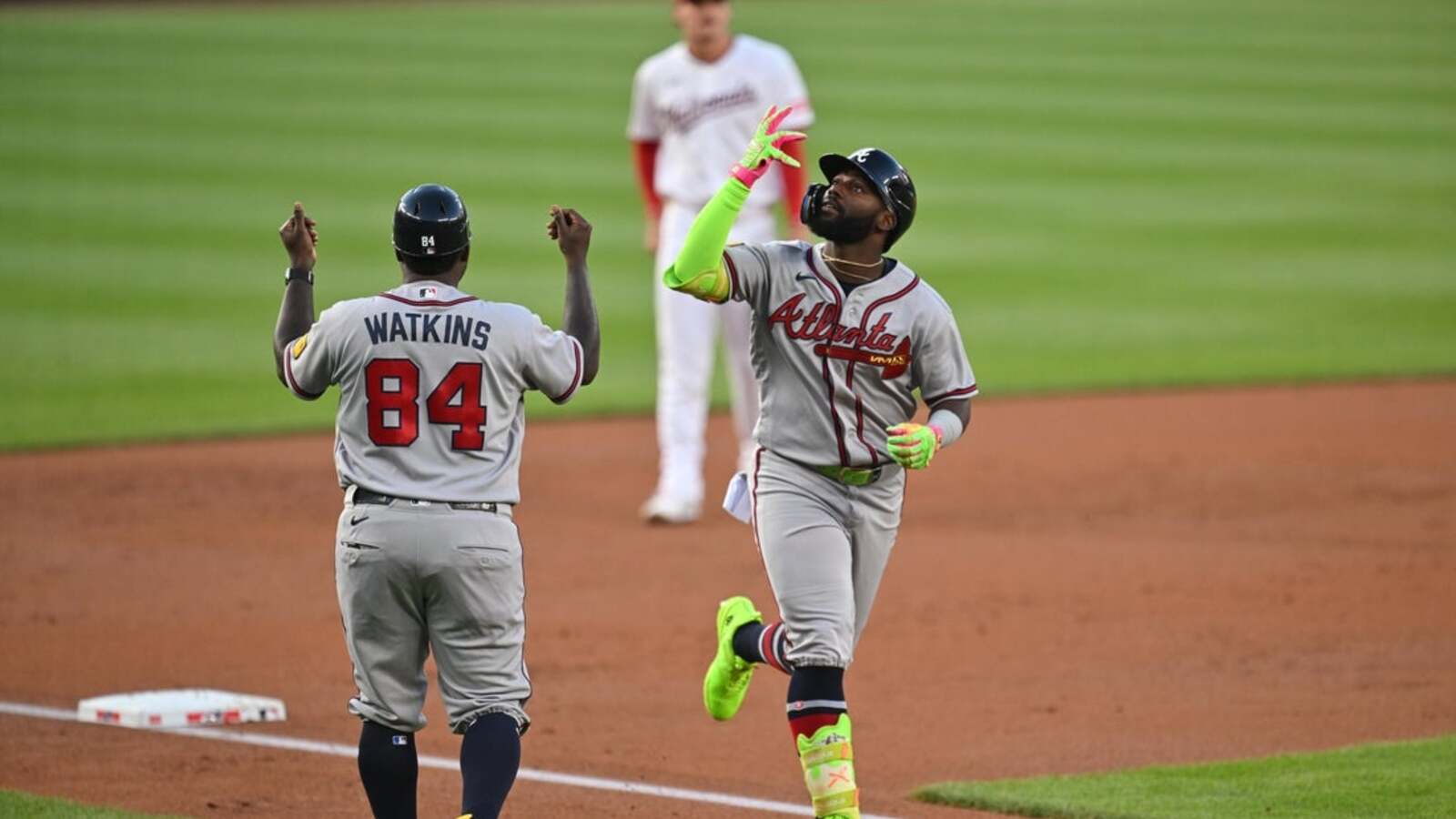 Braves blast four homers to bypass Nationals