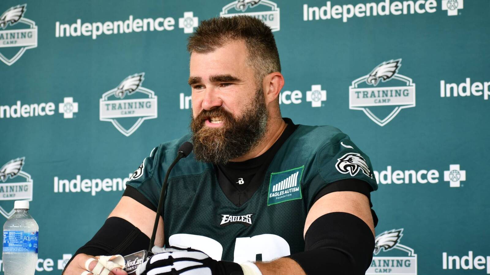 Watch Eagles Oline holds nothing back for second holiday album