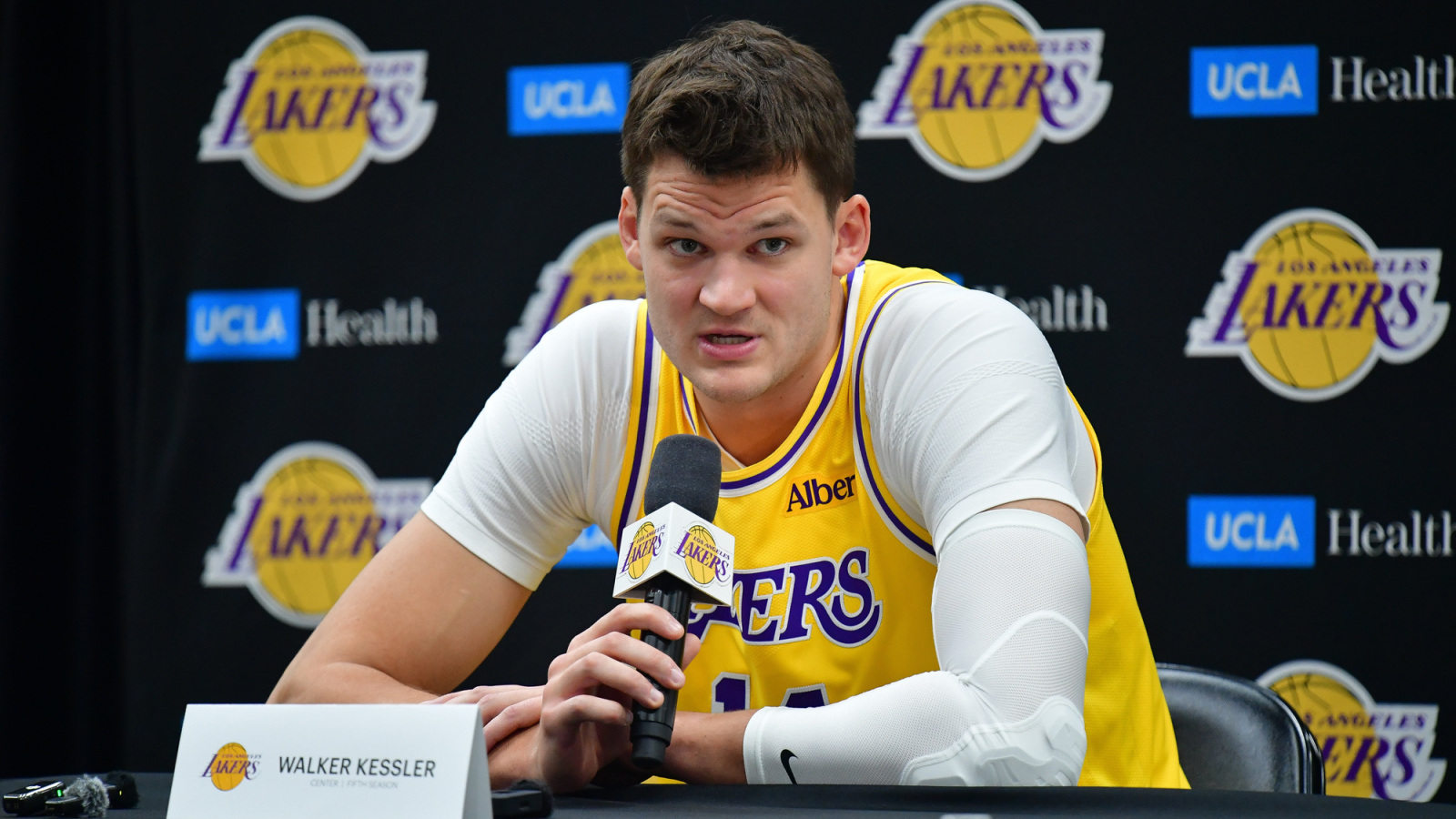 https://www.yardbarker.com/media/3/6/36e16d4167e14e7611407a1a98b5ebca25e2c00c/thumb_16x9/lakers-face-instant-reality-check-on-expensive.jpg?v=1
