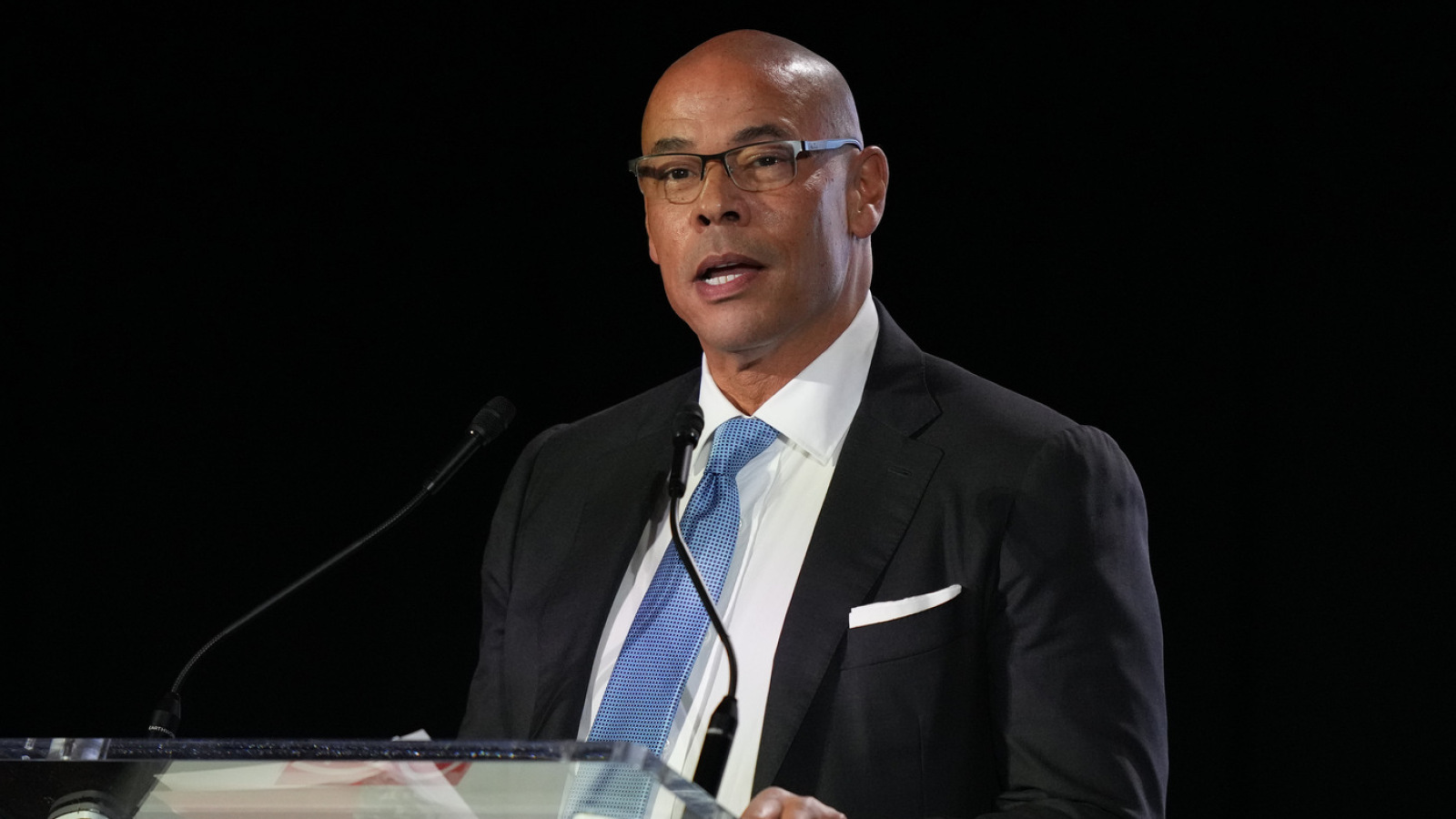 https://www.yardbarker.com/media/3/7/3714a565f277e3c5197a6309a81d22431feb8b1a/thumb_16x9/nflpa-director-lloyd-howell-jr-under-scrutiny.jpg?v=1