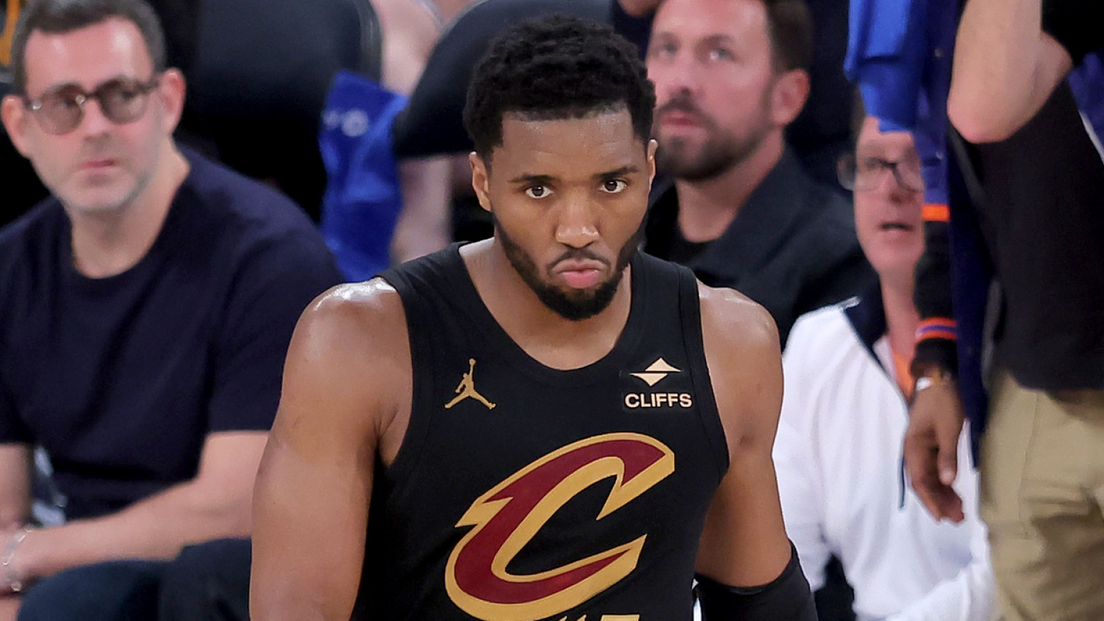 https://www.yardbarker.com/media/3/7/3714ac681dce21ba9210f08d64fa721053c9806d/thumb_16x9/donovan-mitchell-cavaliers-ecf-game-1-loss-knicks.jpg?v=1