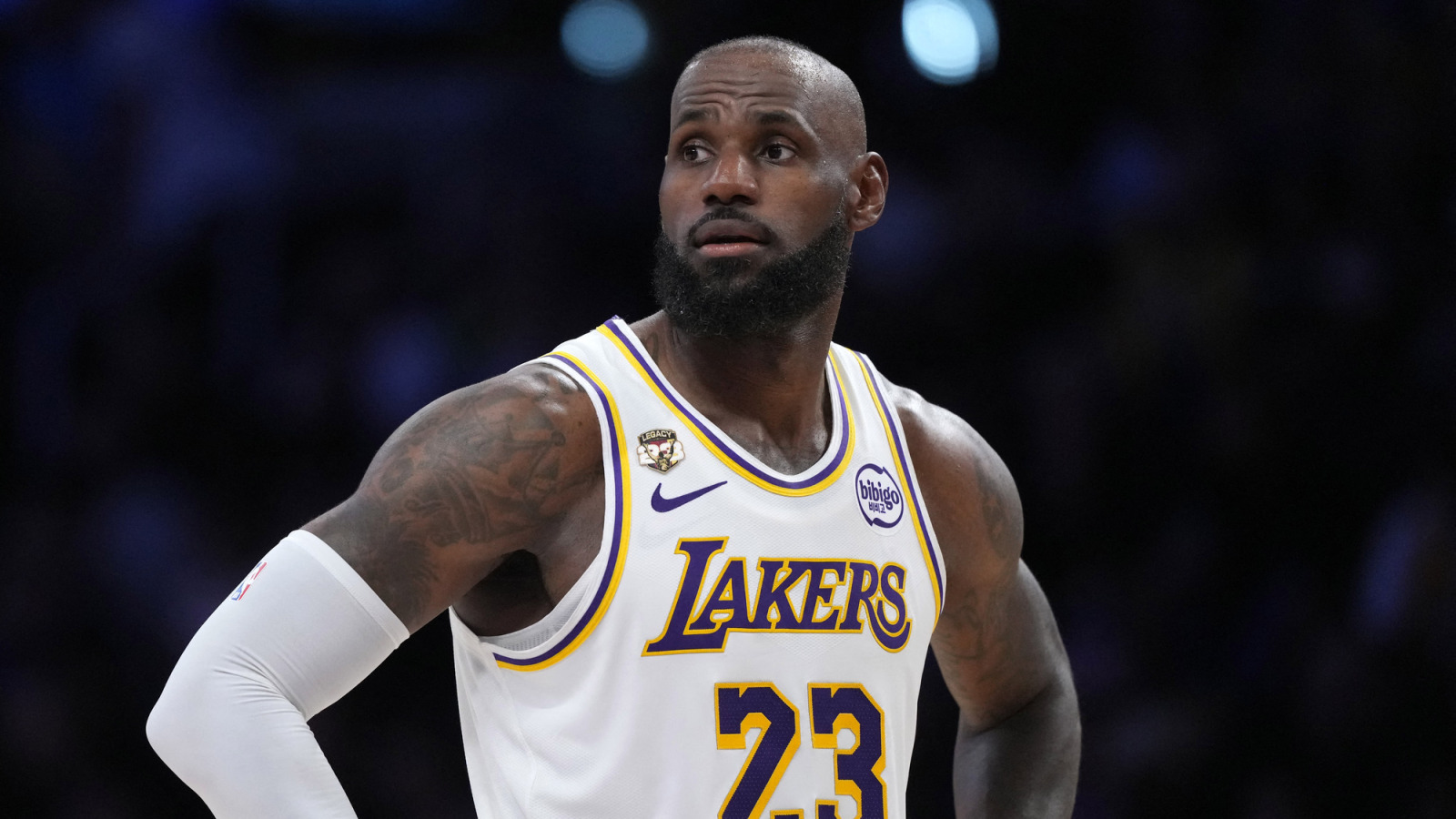 https://www.yardbarker.com/media/3/8/380455fa8a6d29a763bcbefe4157f35692e18e9b/thumb_16x9/lakers-preparing-life-lebron-james-one-small-move.jpg?v=1