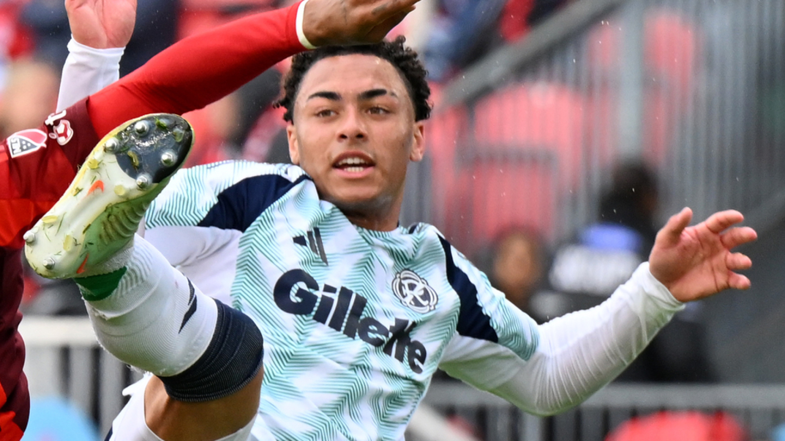 https://www.yardbarker.com/media/3/8/38fb5520322a9f453f8acc4b00656dca8f324af0/thumb_16x9/tottenham-linked-teen-leading-new-englands-youth.jpg?v=1