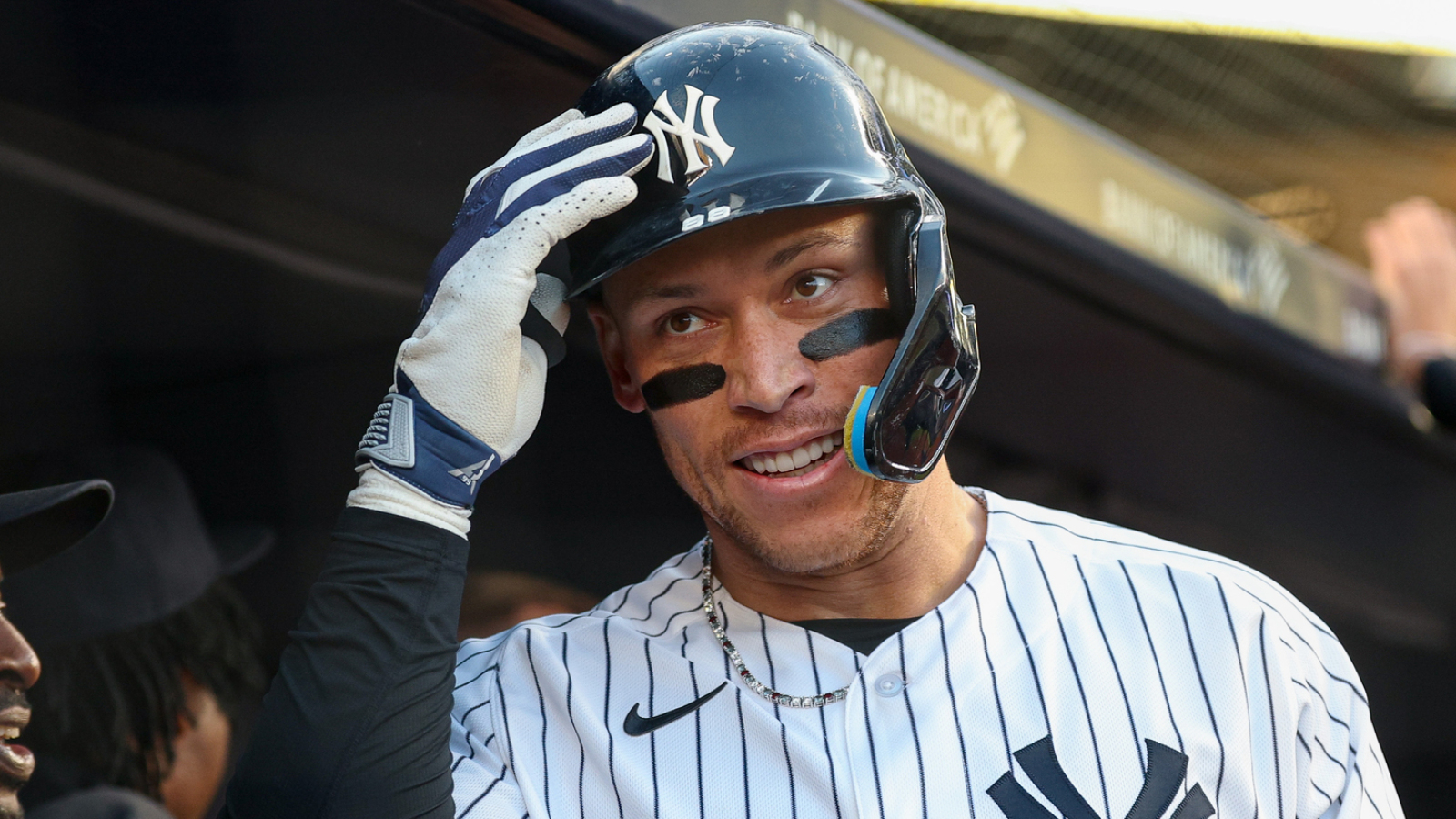 https://www.yardbarker.com/media/3/9/39c679c9ec14b13b945bdb43d9ec22411d9c8dc5/thumb_16x9/judge-sends-warning-yankees-ahead-subway-series.jpg?v=1