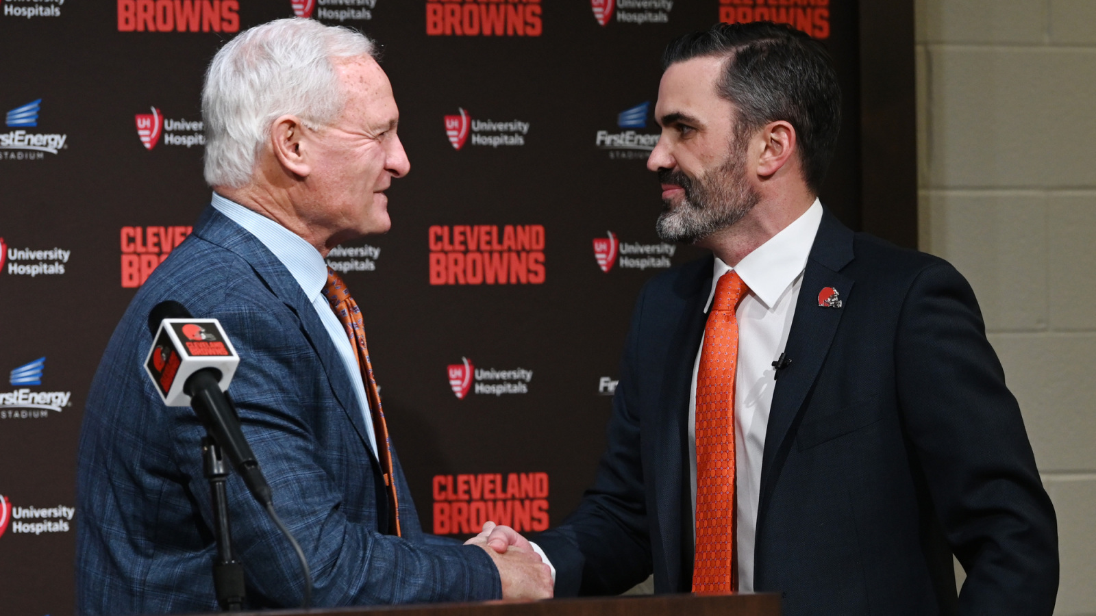 https://www.yardbarker.com/media/3/a/3a388ae7df9d4a3b8ec7f20f85122a7299072ad8/thumb_16x9/browns-owner-hc-agreement-possible-breakup.jpg?v=1